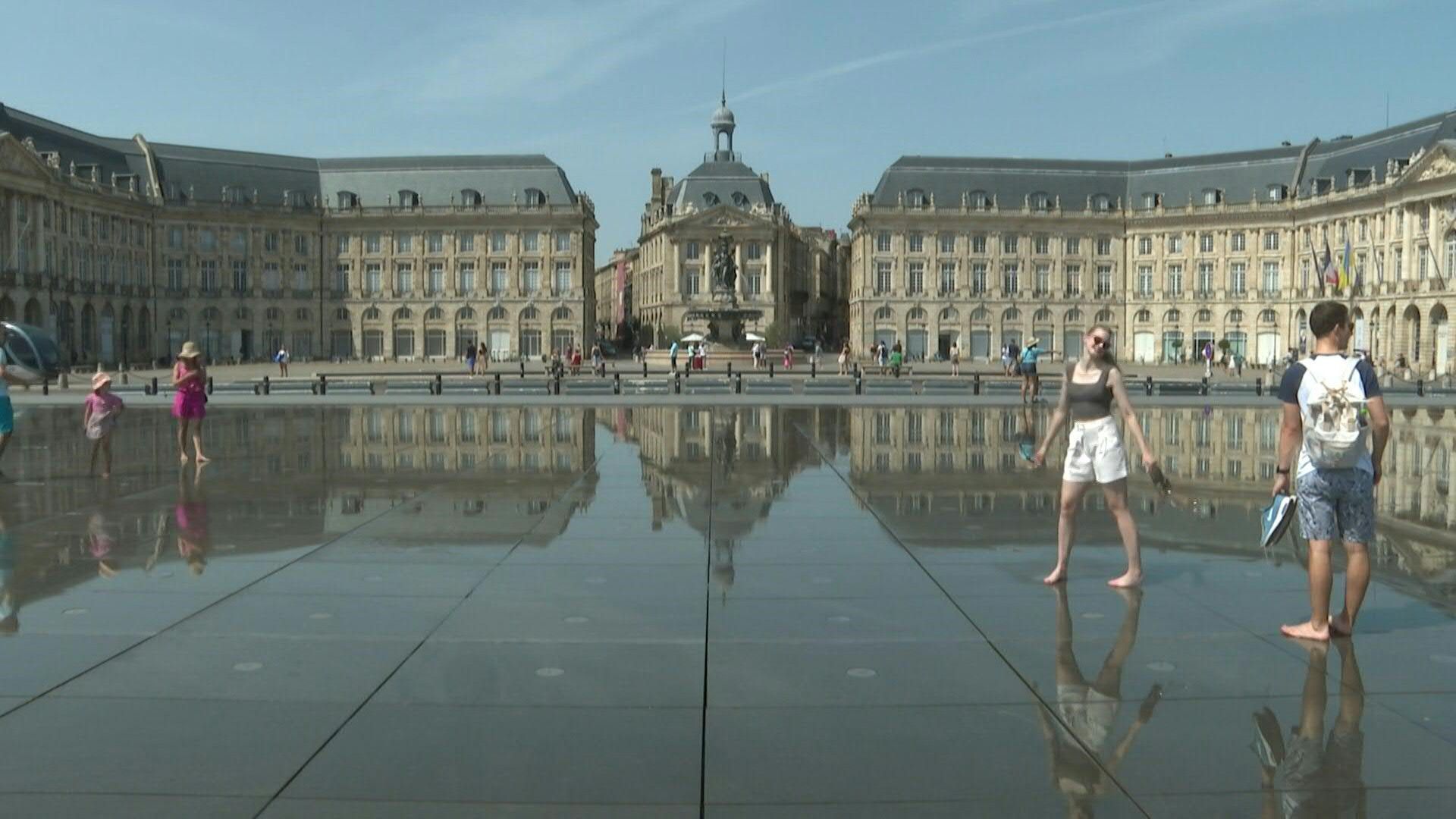 Heatwave in France: images from Bordeaux under orange heatwave alert