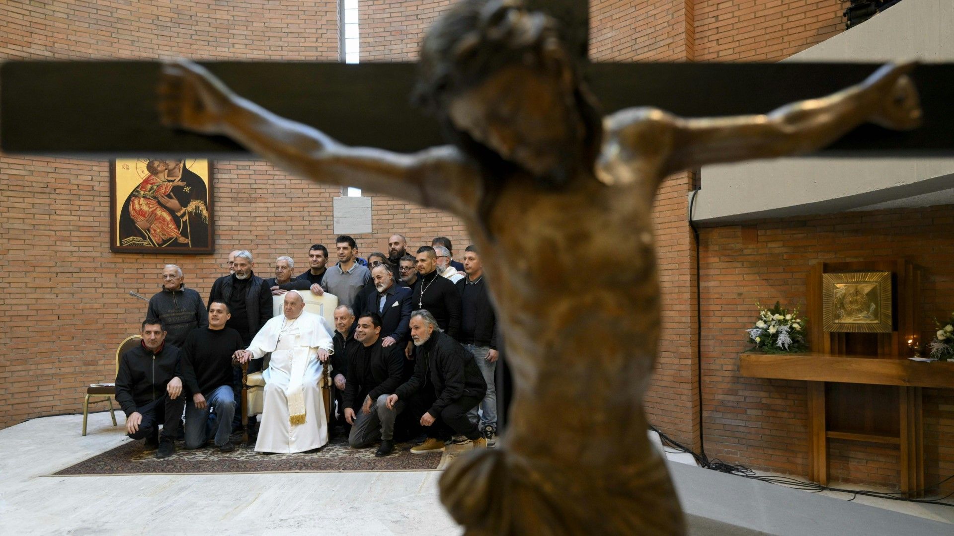 Franziskus öffnet Heilige Pforte in Gefängnis in Rom