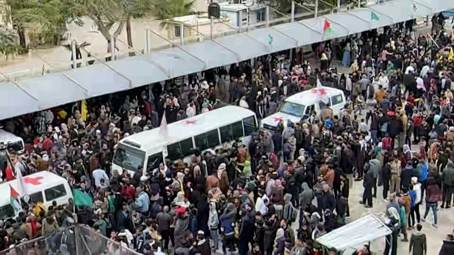 Released Palestinian prisoners arrive in Gaza in fifth hostage-prisoner swap
