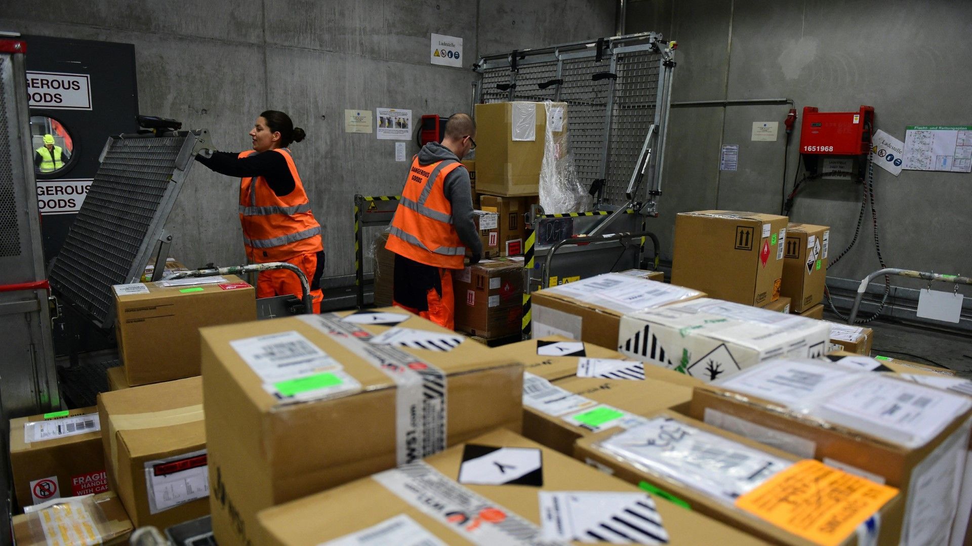 Video: Hybrider Krieg: Russischer Geheimdienst soll hinter Paketbränden stecken