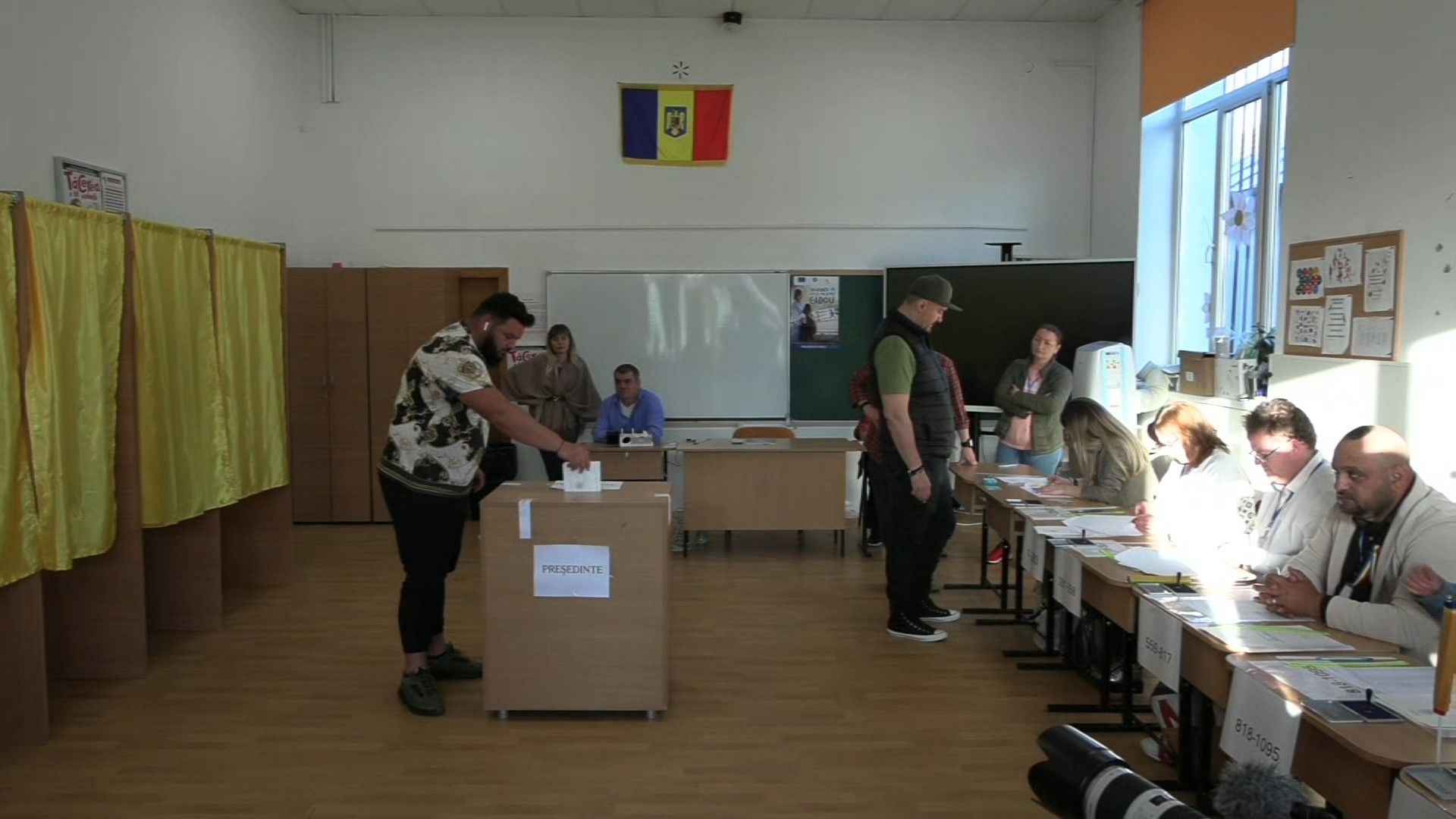 Video: Polls open in Romanian presidential election rerun
