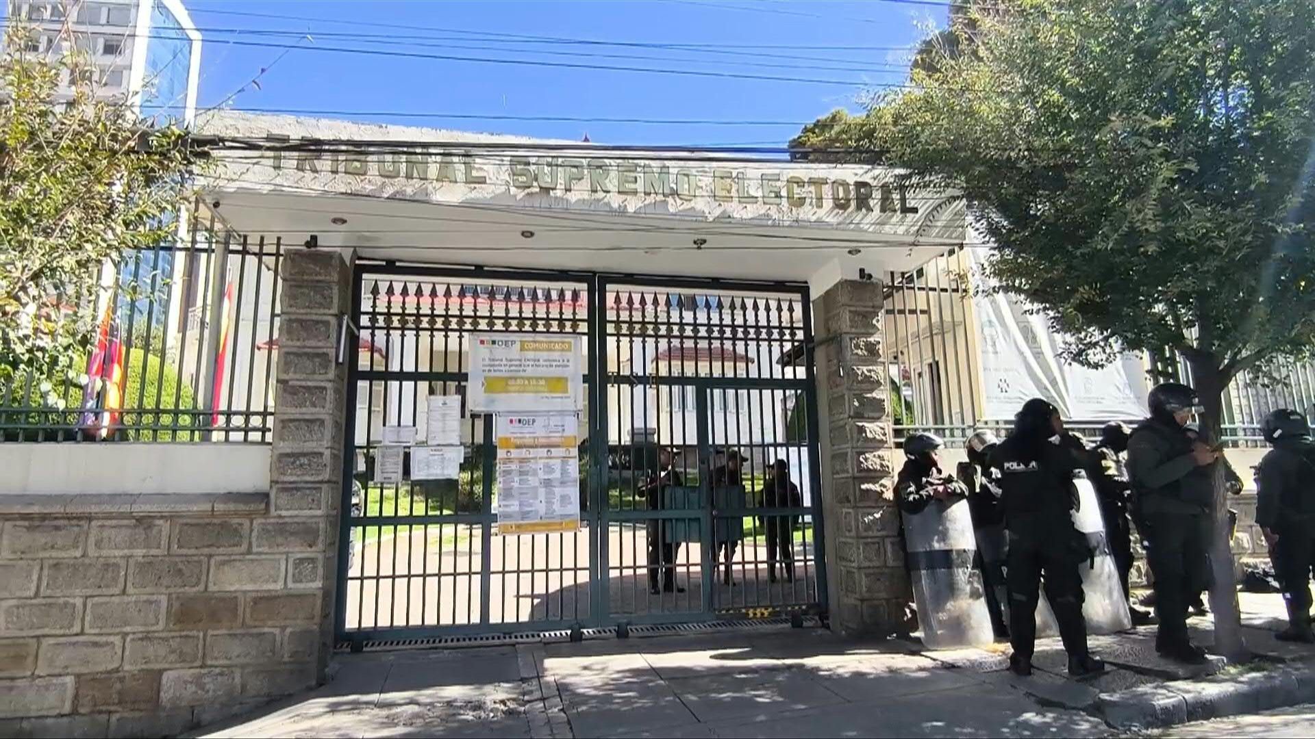 Video: Police guard electoral court in La Paz as Morales' supporters begin march