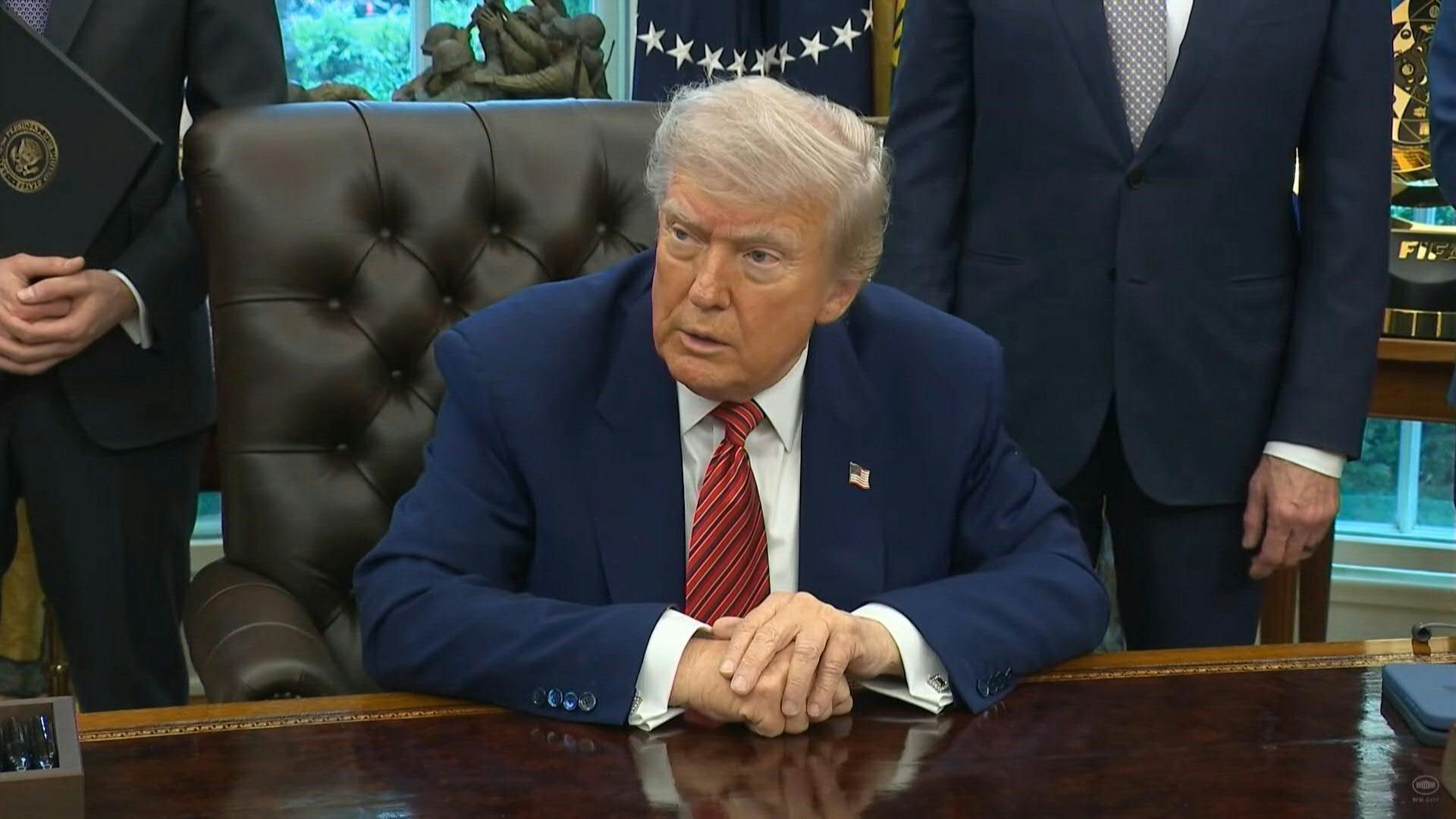 Video: Trump threatens all smartphone makers with 25% tariffs