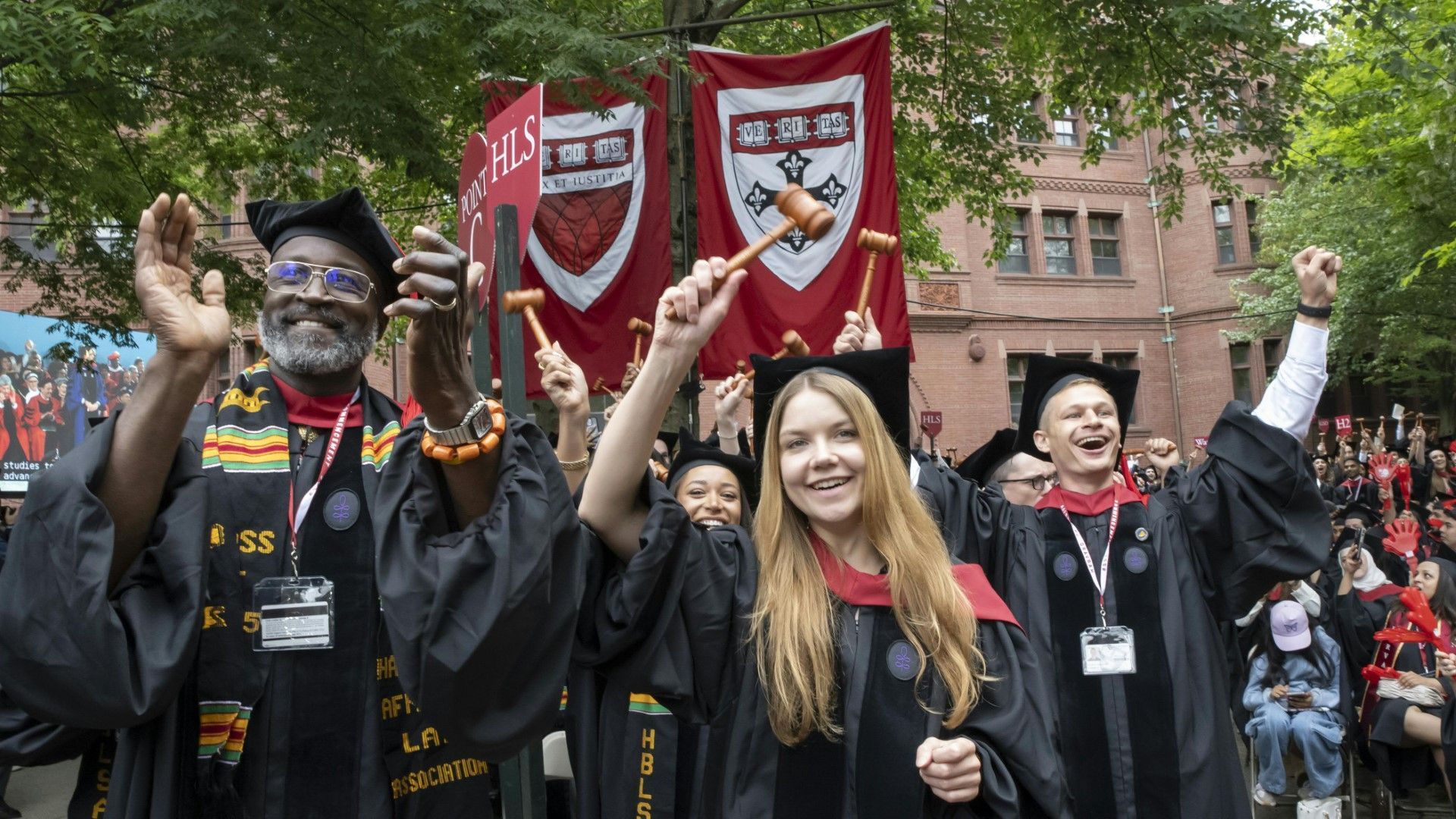 Harvard darf vorerst weiter Ausländer aufnehmen – Kritik an Trump bei Abschlussfeier