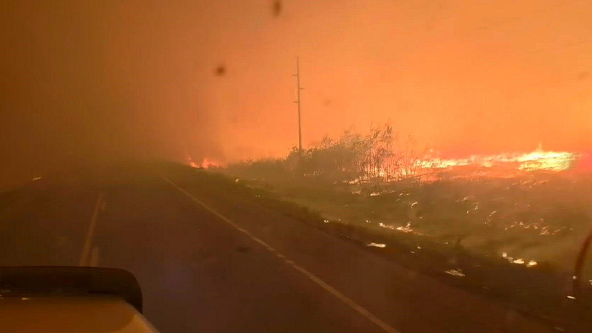 Waldbrände in Kanada: Lkw-Fahrer steuert Truck durch Flammenhölle