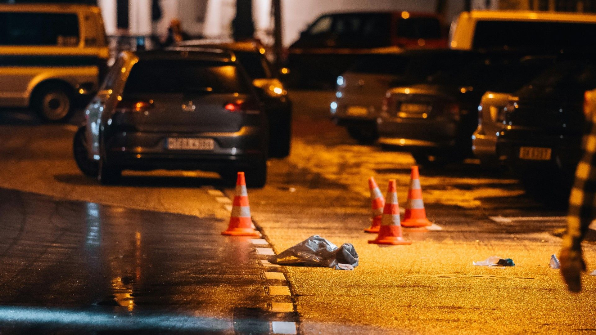 München: Frau sticht auf Menschen ein – Polizei erschießt sie