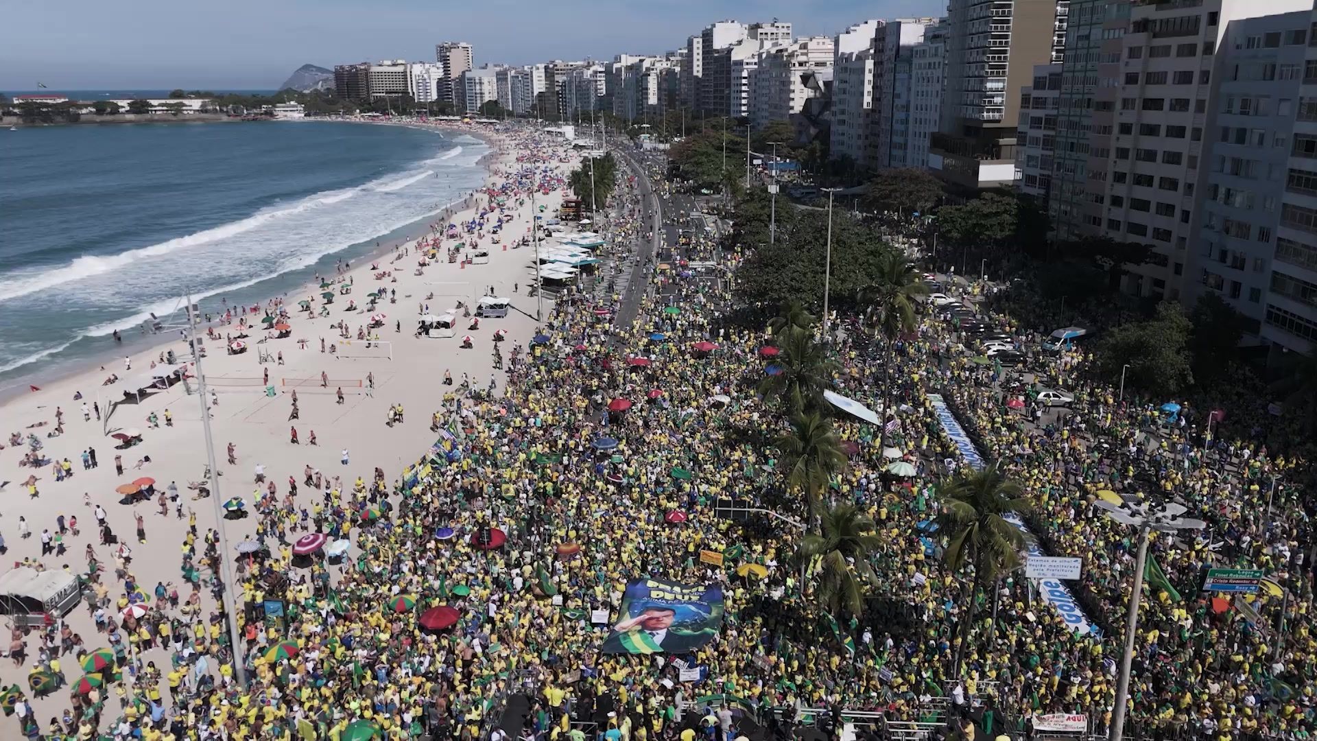 Pro-Bolsonaro protesters crowd Rio's Copacabana amid US tariffs