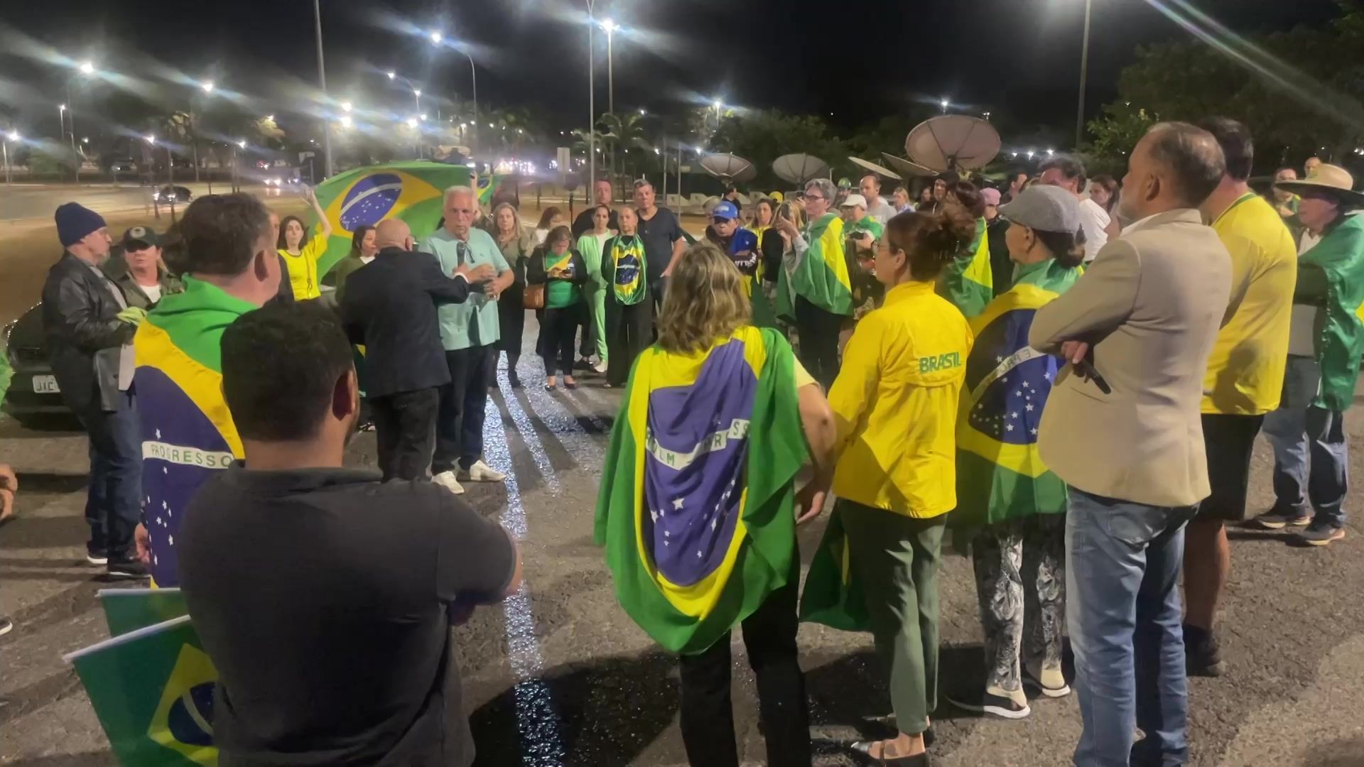 Video: Bolsonaro supporters gather after judge ordered house arrest