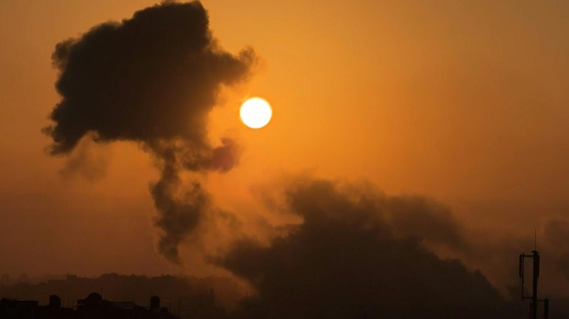 Video: Smoke billows from northern Gaza following night-time strikes