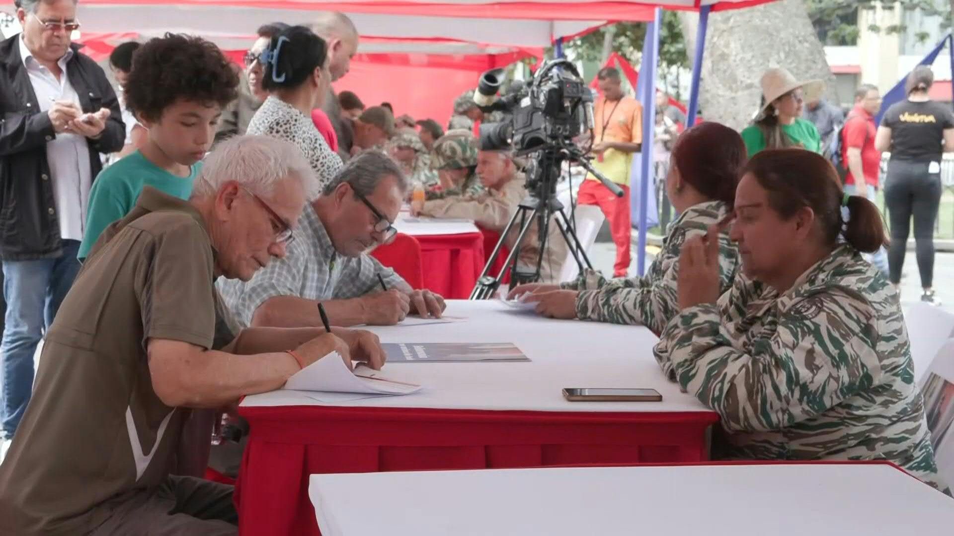 Video: Venezuelans enlist in national militia for second day as Trump increases pressure on Maduro