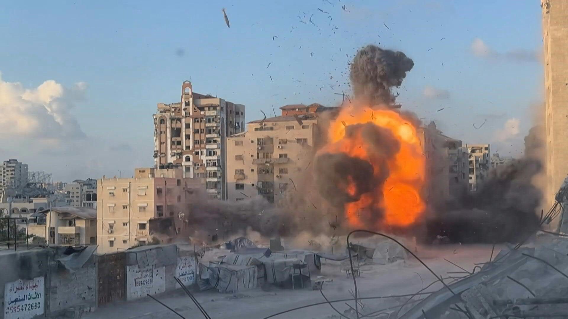 Israeli-military-levels-residential-building-in-Gaza-City-after-evacuation-order