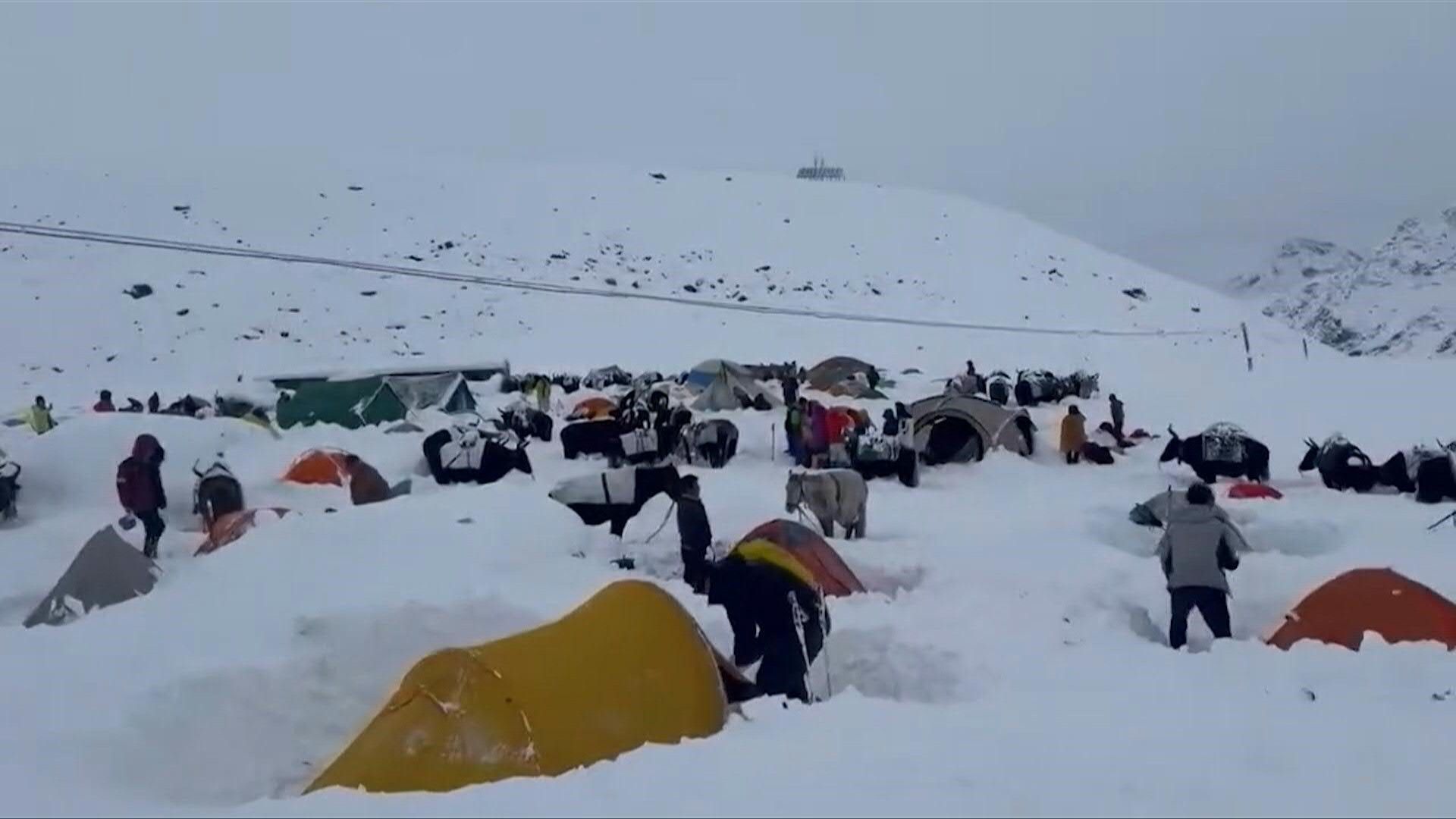 Spektakuläre Rettungsaktion am Mount Everest: Hunderte gerettet