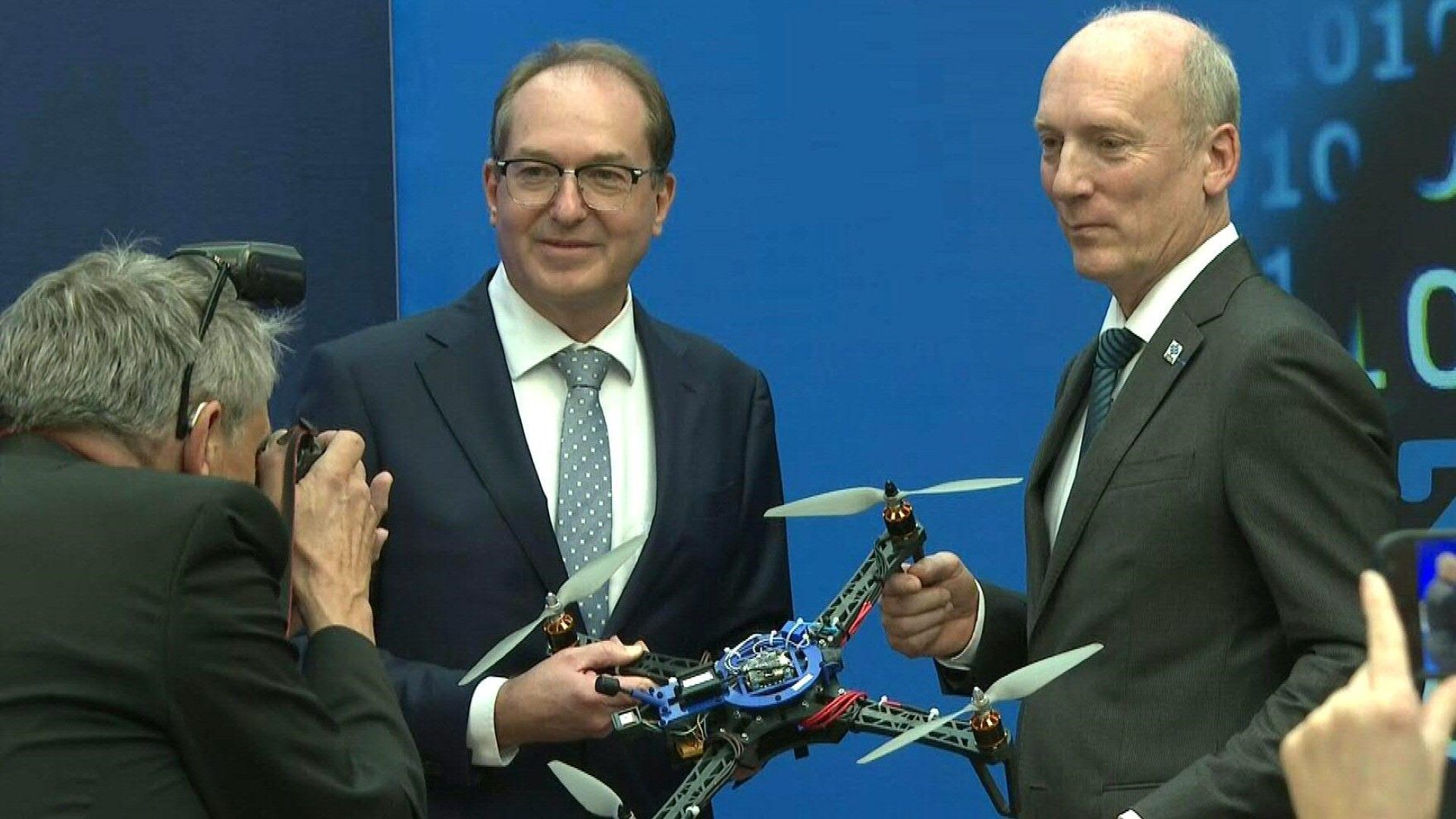 Selbstbau-Drohnen: Dobrindt wirbt für „smarte Abwehrtechniken“