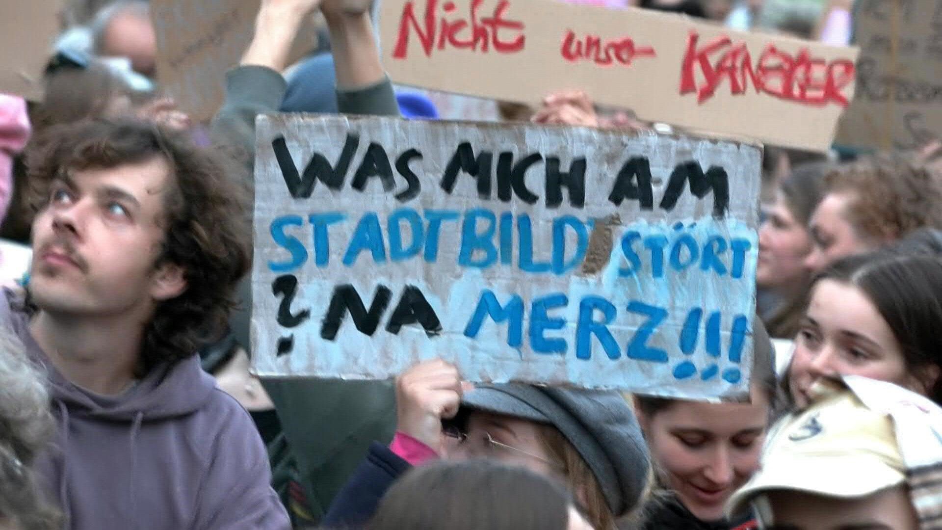 Video: Demo gegen Merz' "Stadtbild"-Äußerungen vor CDU-Zentrale
