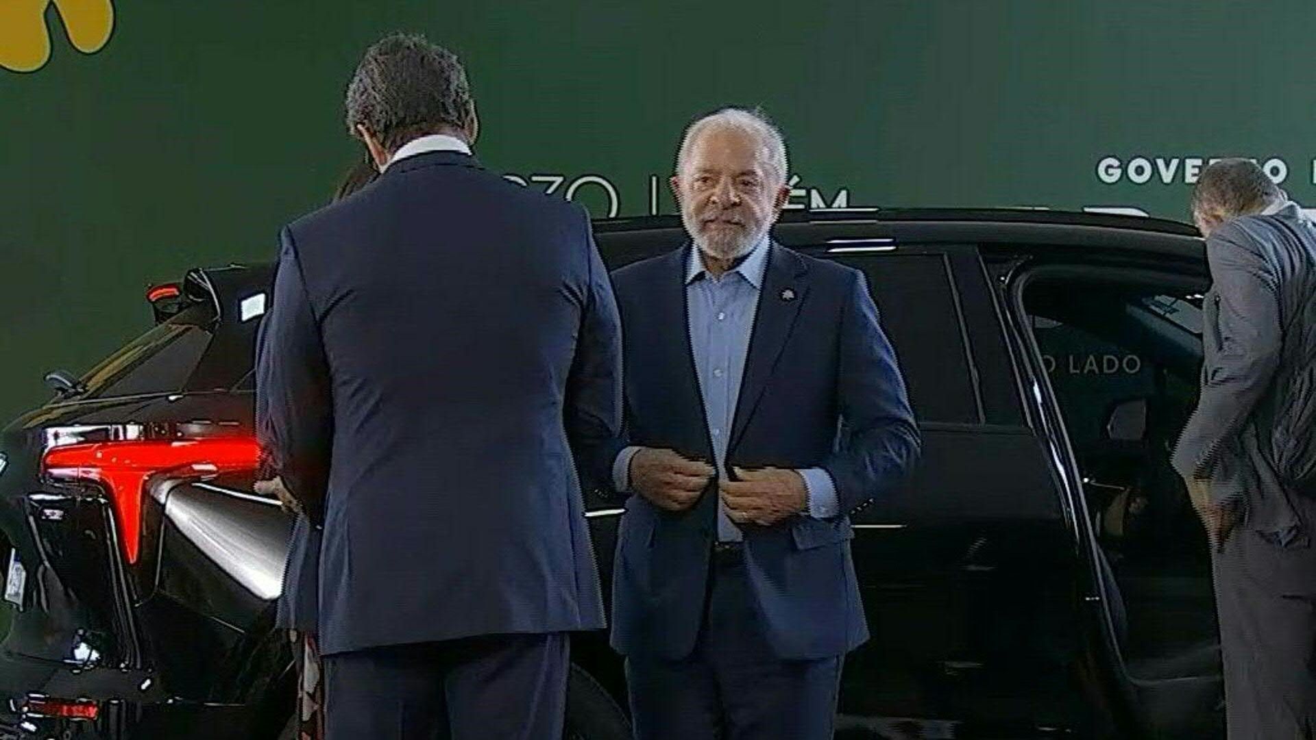 Brazil's Lula arrives at COP30 leaders' summit venue