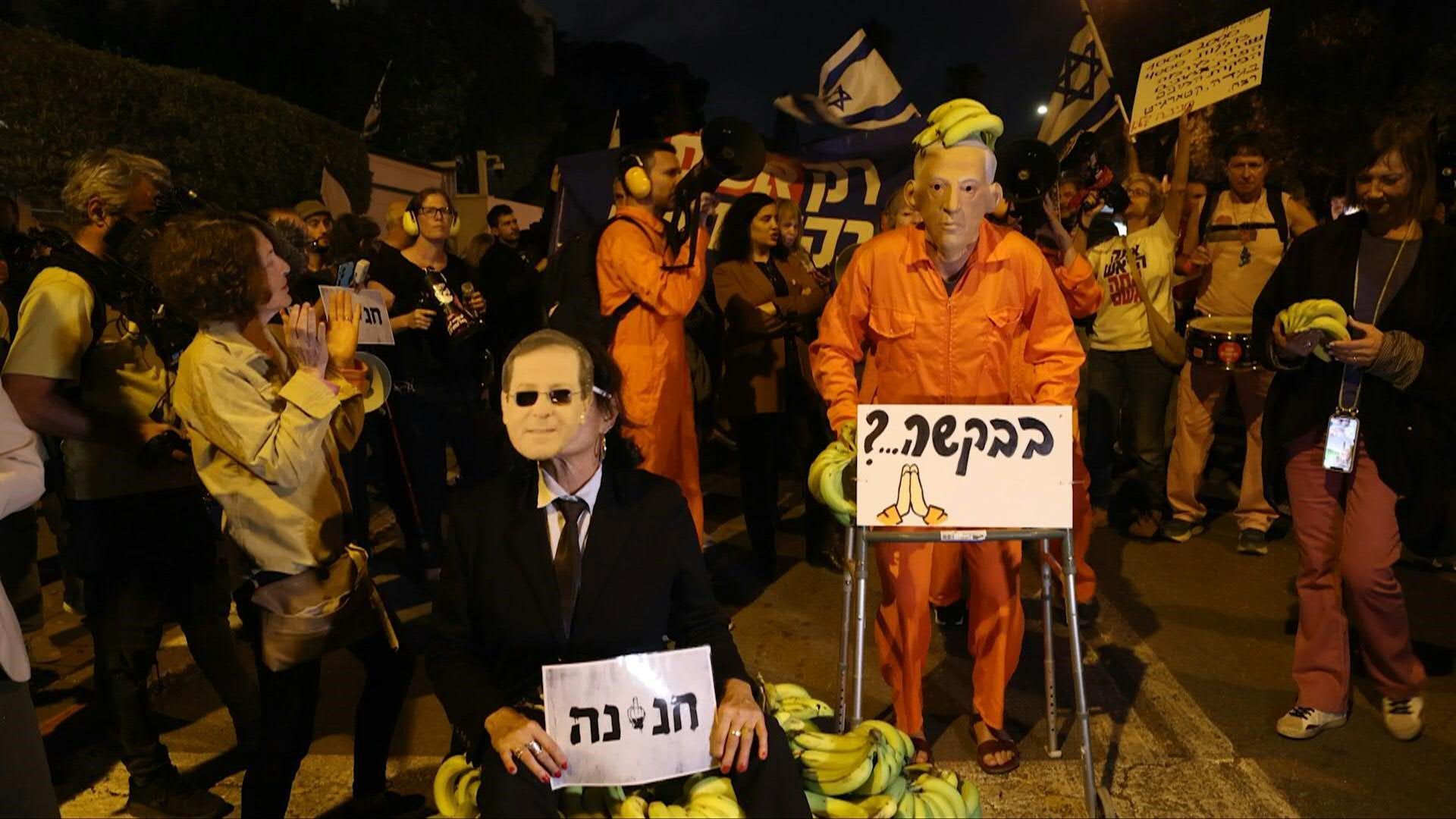 Israelis-protest-Prime-Minister-Netanyahu-s-pardon-request