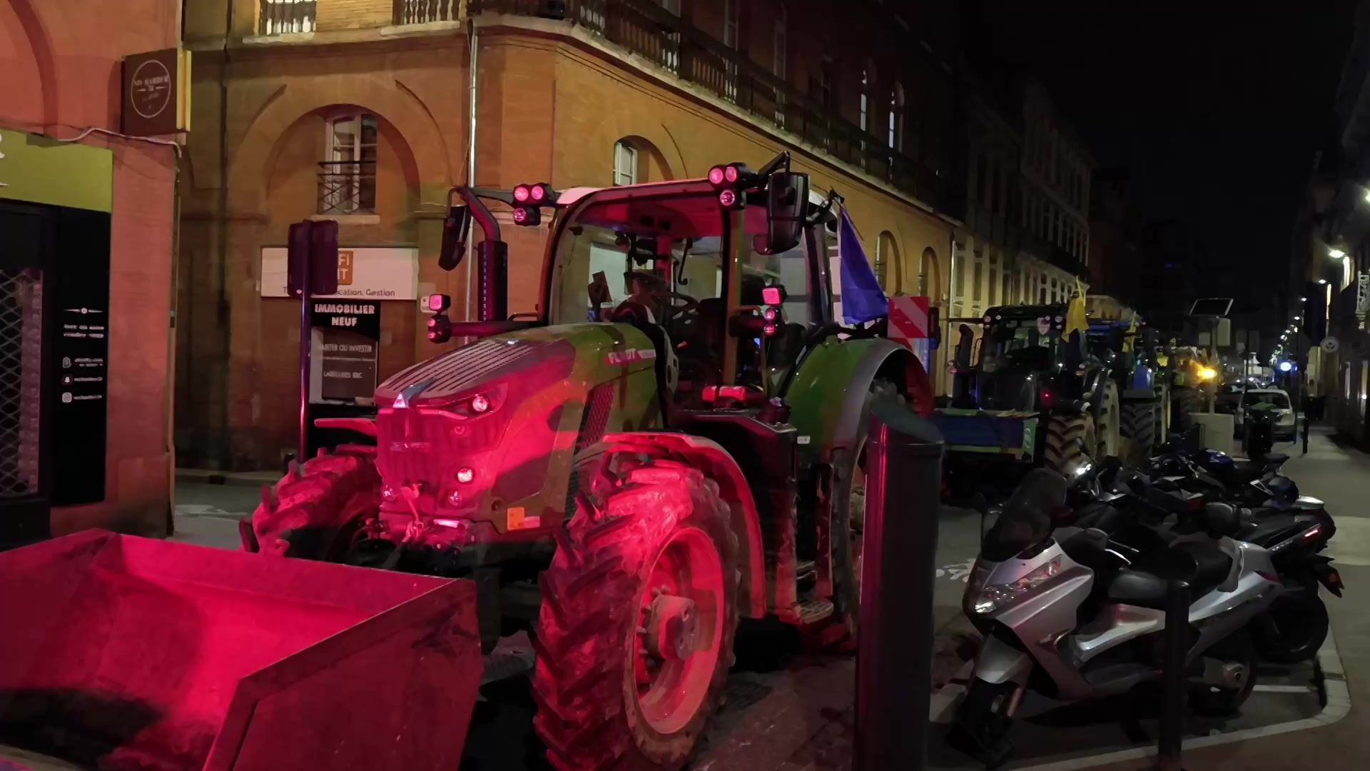 Protesting-French-farmers-drive-tractors-into-central-Toulouse