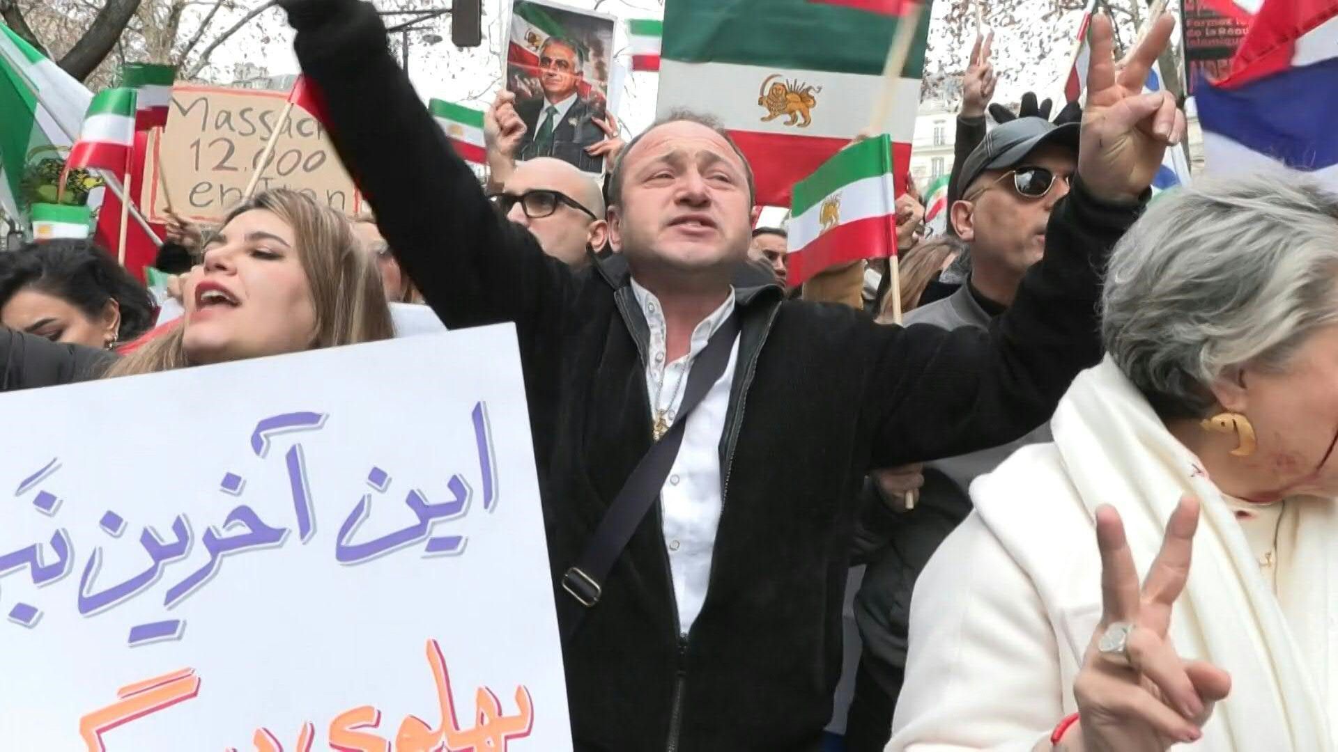 Video: Pro-Pahlavi demonstrators march in Paris against repression in Iran