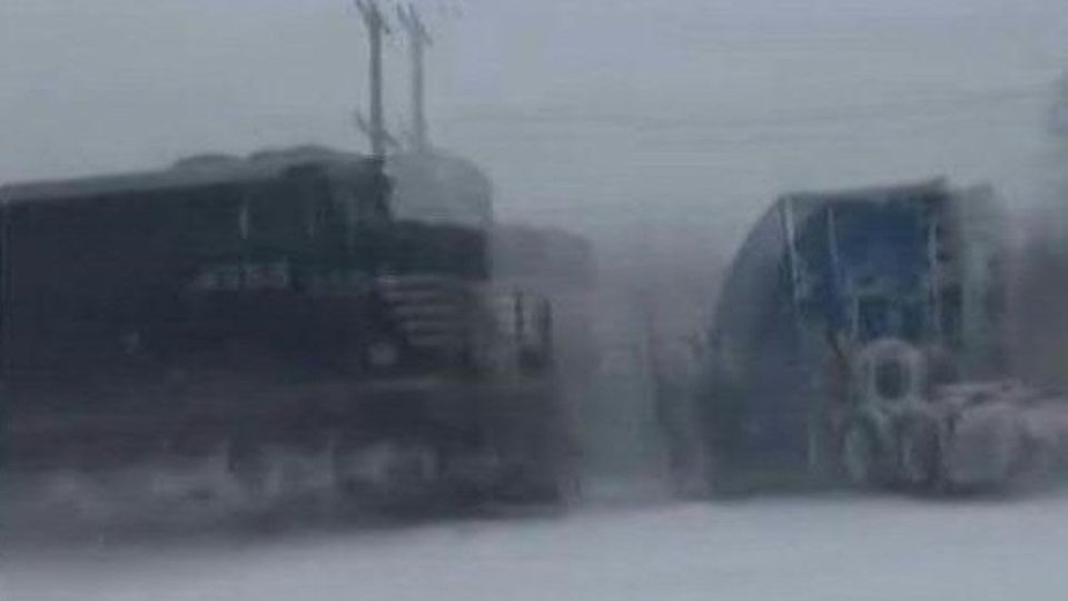 Eischaos: Zug erfasst Lkw