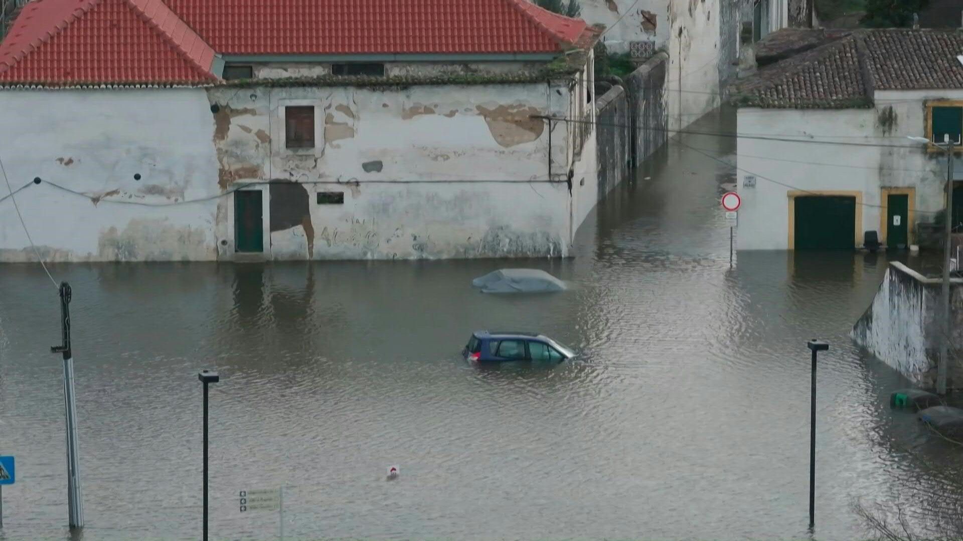 Video: AERIAL: Flooded city of Santarem in Portugal