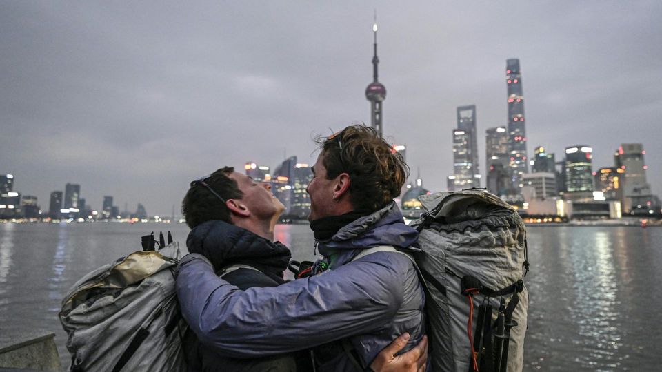 Einhalb Jahre zu Fuß unterwegs: Franzosen in Shanghai angekommen