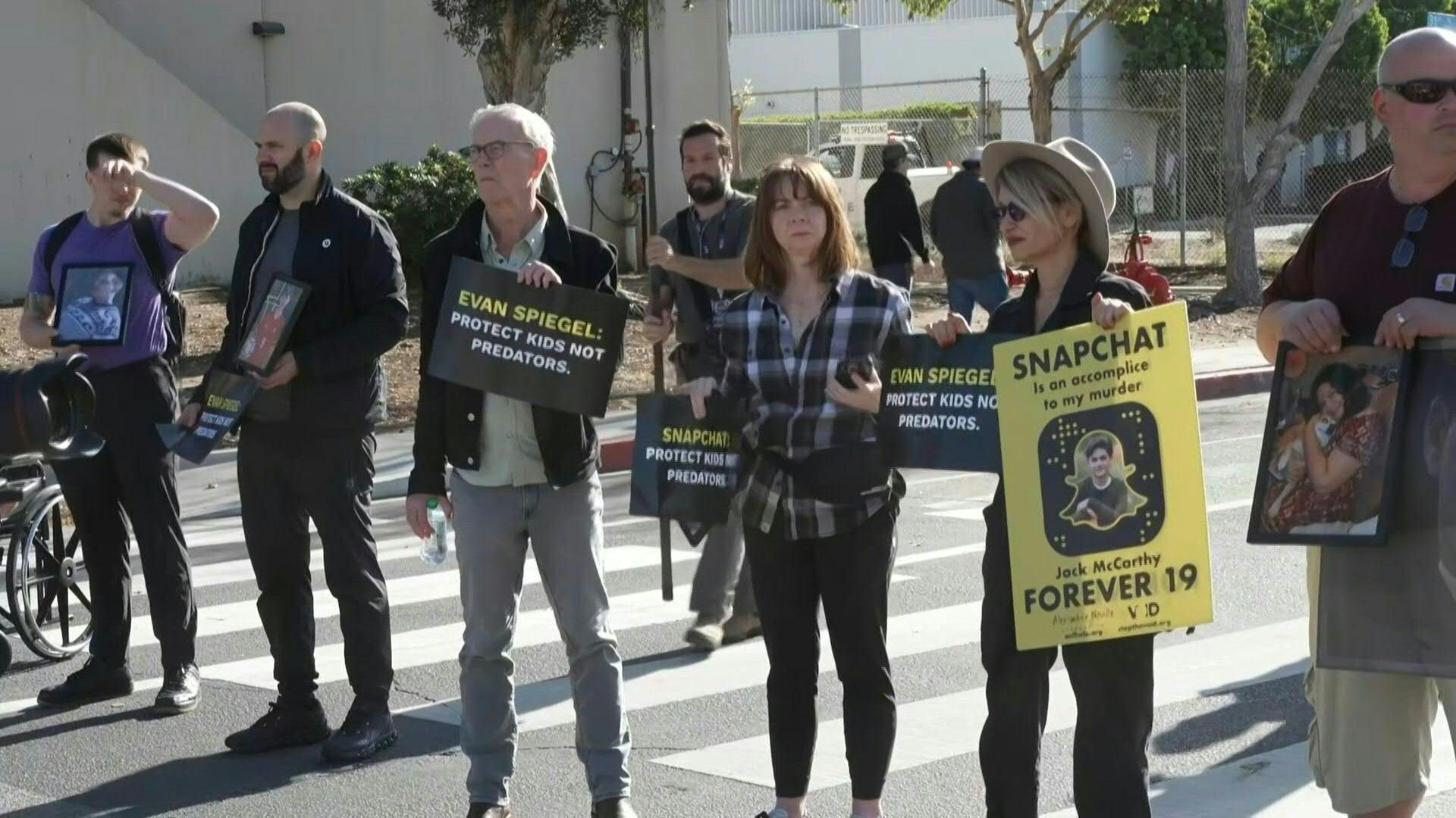 Video: Parents gather outside Snapchat office amid landmark social media addiction trial