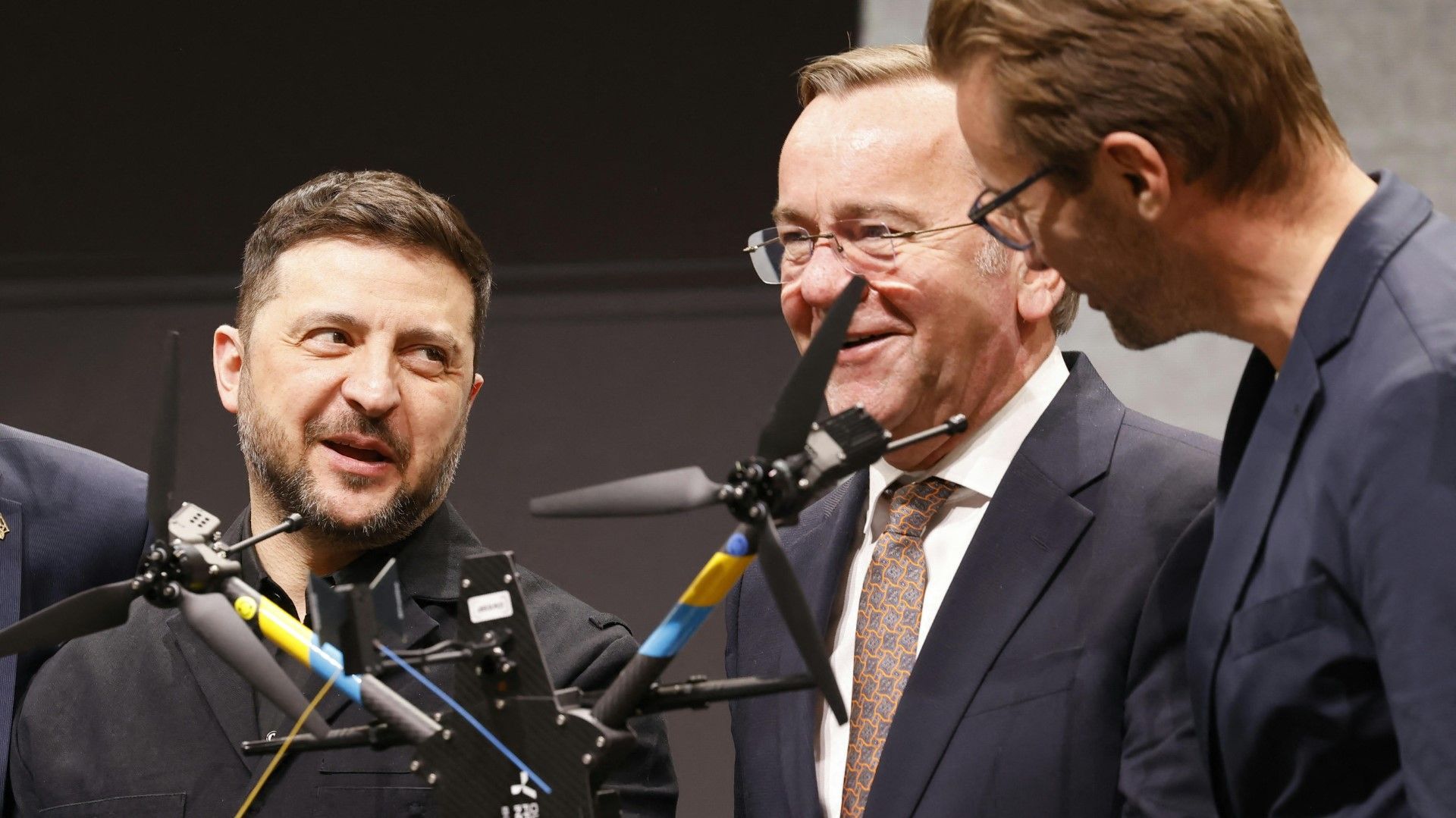 Video: Pistorius und Selenskyj eröffnen deutsch-ukrainische Drohnenproduktion