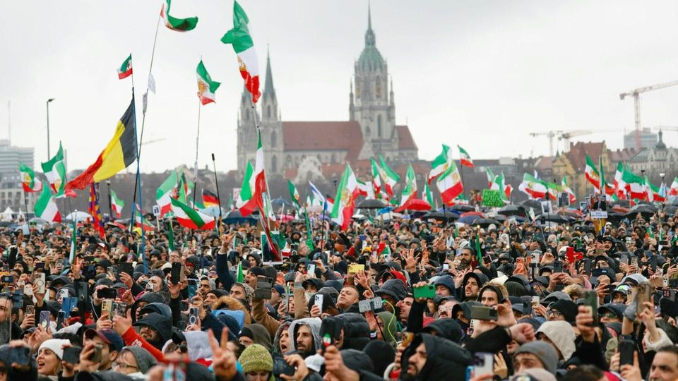 München: Hunderttausende fordern Machtwechsel im Iran