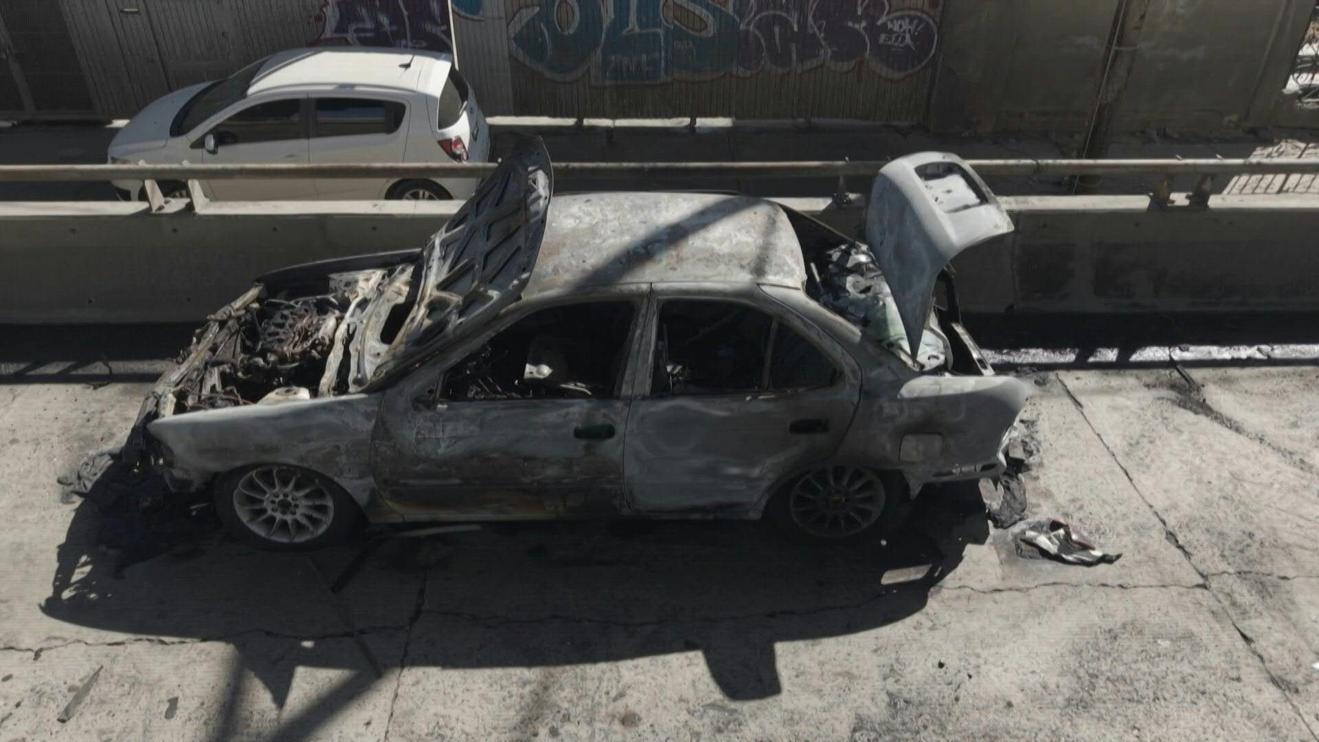 Video: Burned car near the Mexico-US border wall in Tijuana