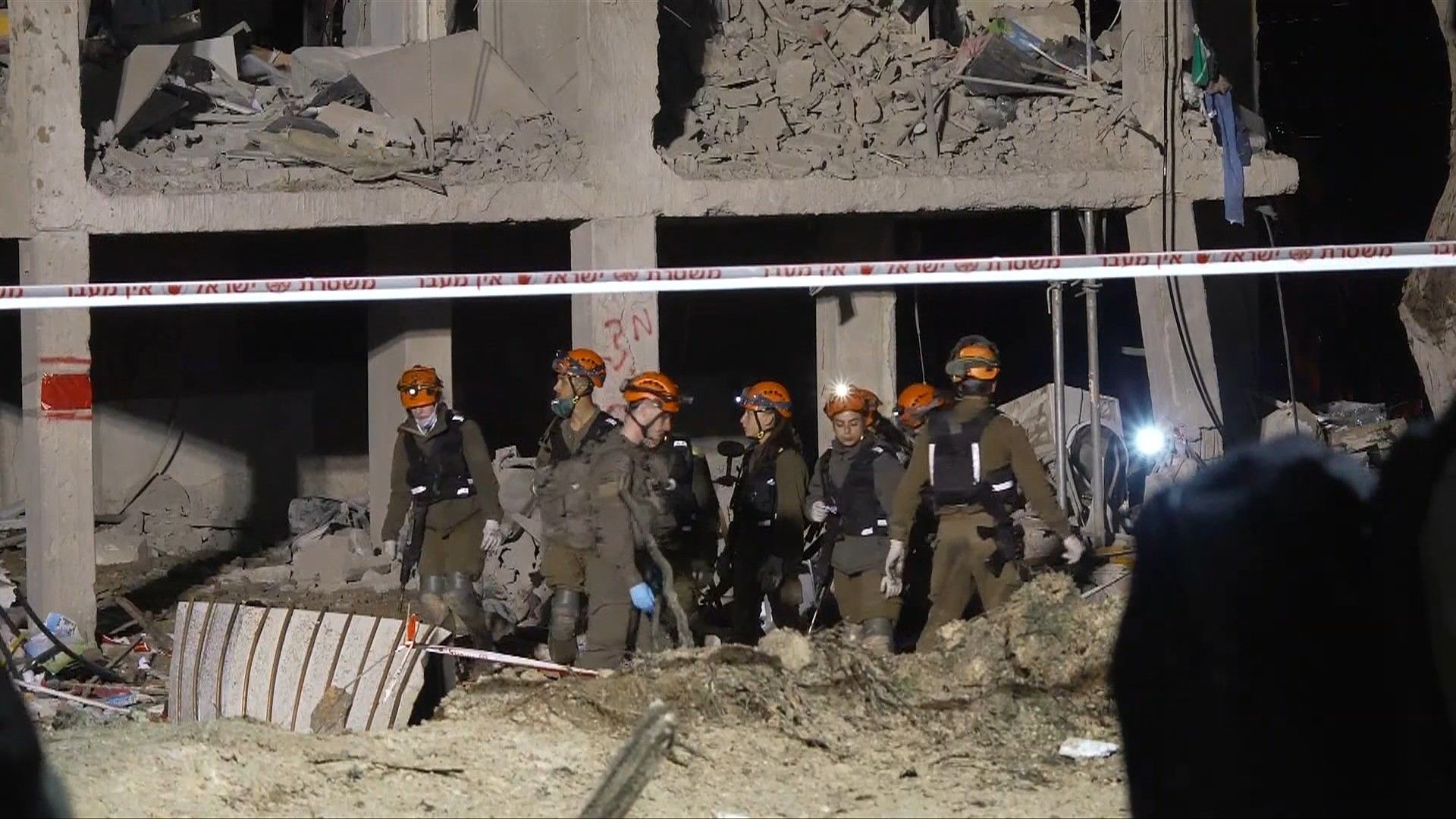 Video: Emergency services at the site of an Iranian strike in the Israeli town of Arad