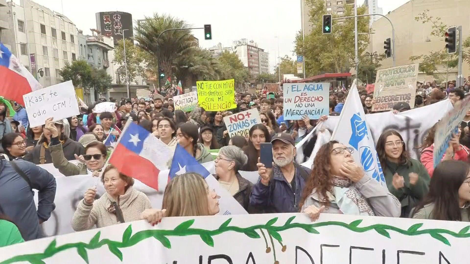 Video: Chileans protest on World Water Day after new president scraps environmental protections