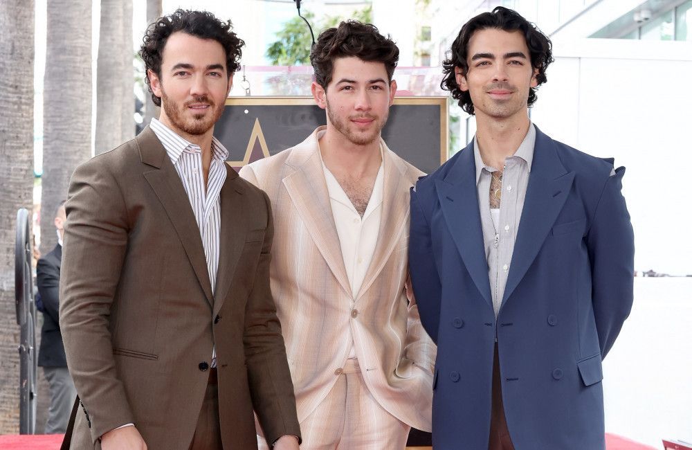 El padre de los Jonas Brothers compró los derechos de publicación y grabación de la banda