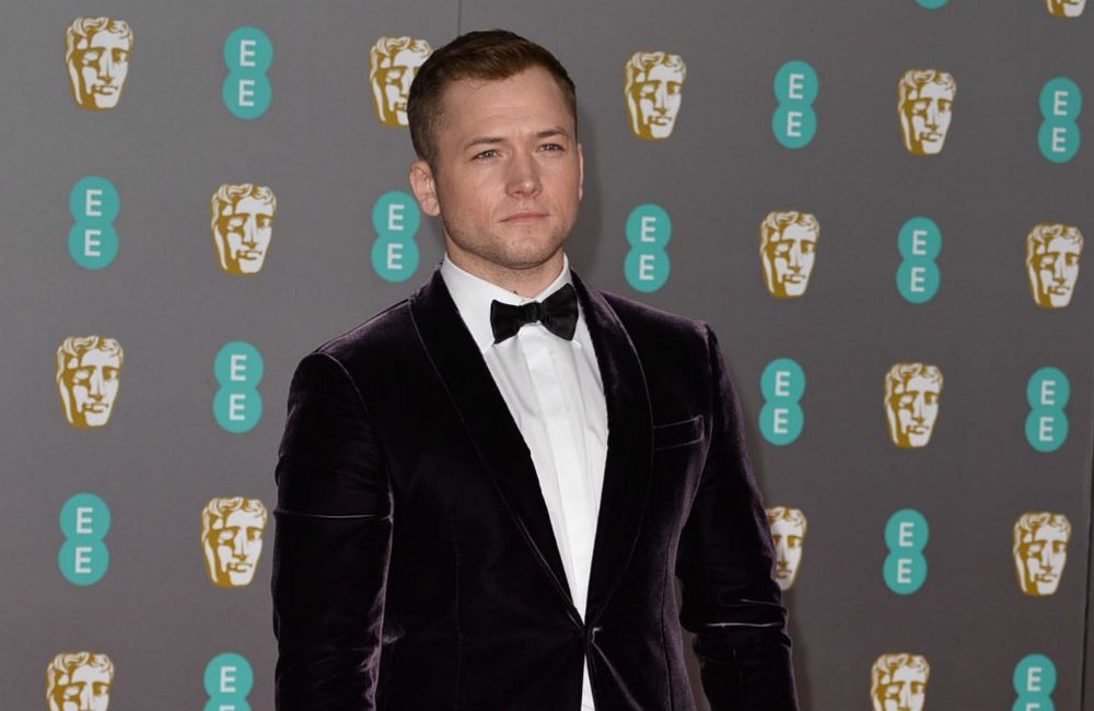Taron Egerton acredita que as redes sociais são prejudiciais para a saúde mental