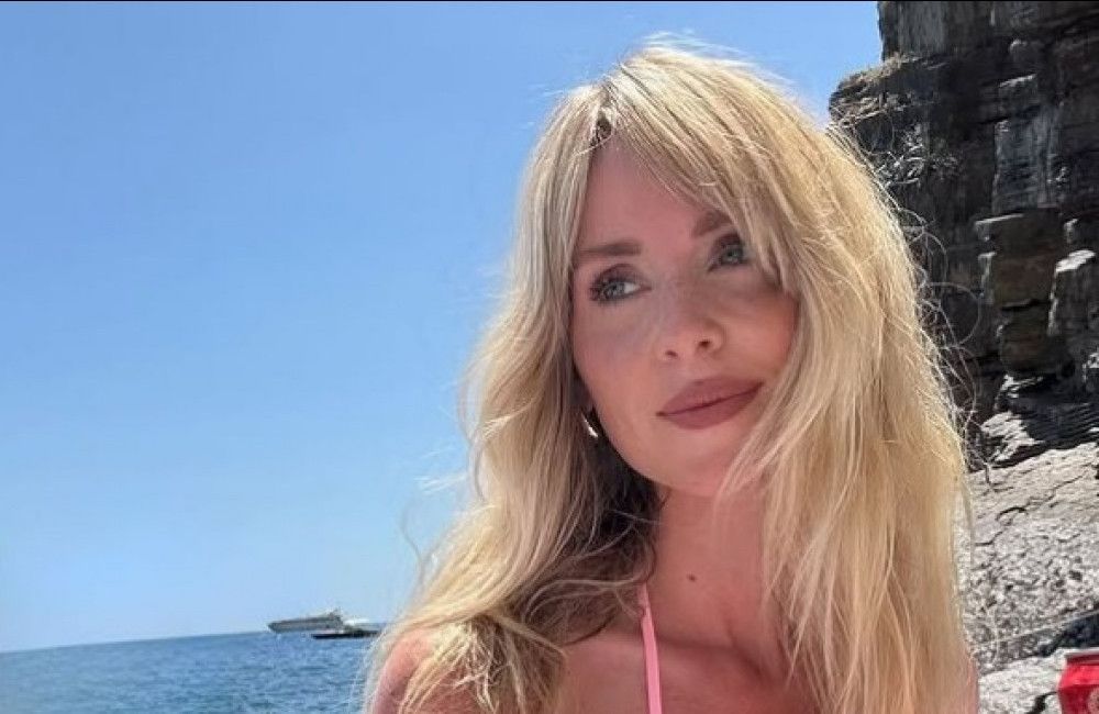 Diana Vickers displays pink bikini pose on Italian getaway in latest Instagram post