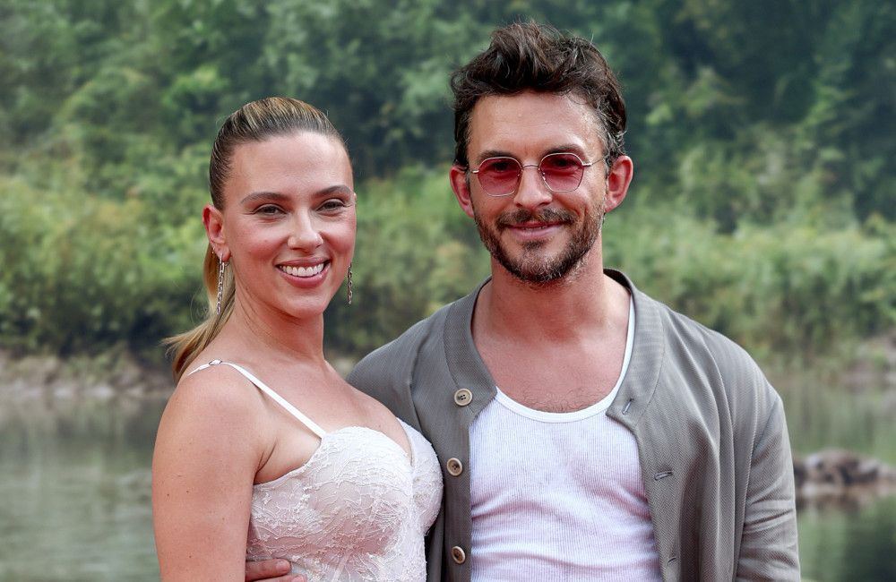 Scarlett Johansson weist ‚alberne‘ Reaktionen auf Küsse mit Jonathan Bailey zurück
