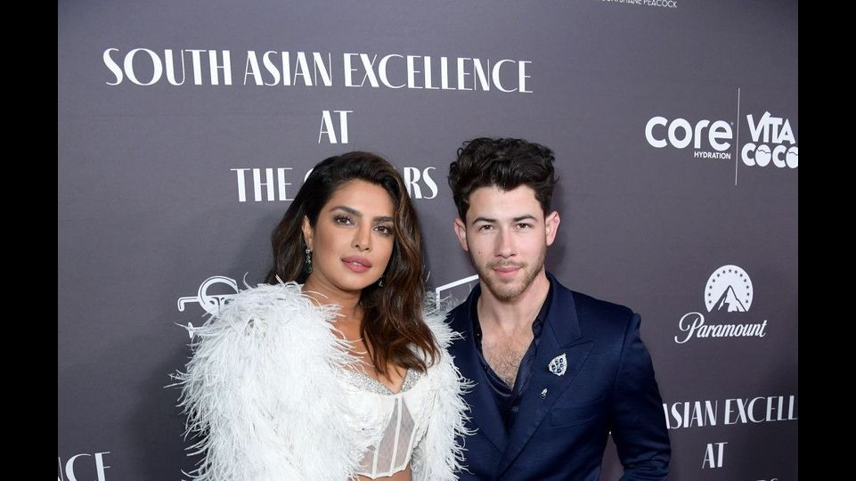 Nick Jonas lobt Ehefrau Priyanka Chopra für ihren Biss