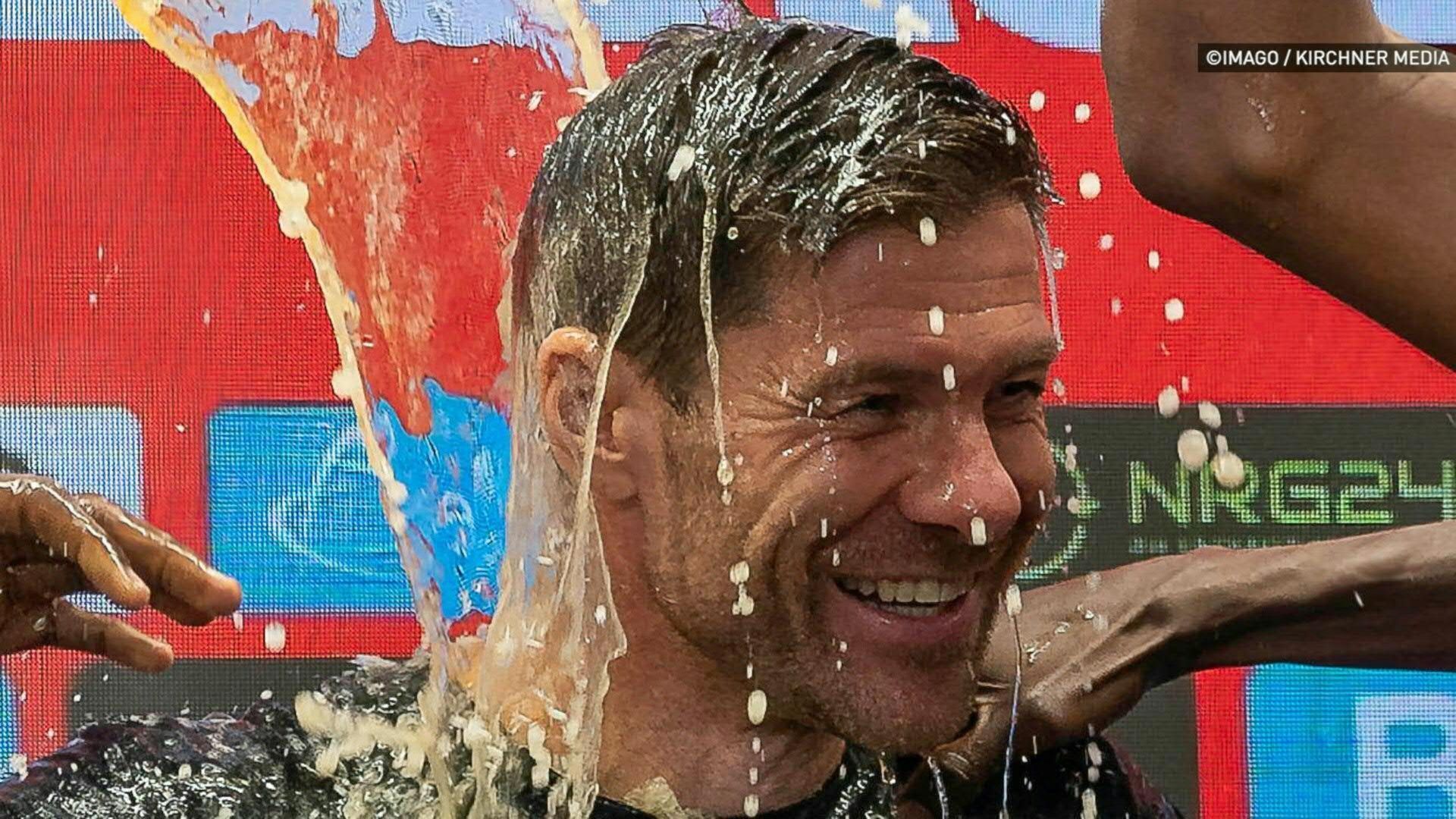 Bierdusche für Xabi Alonso: Wirtz und Co. stürmen Pressekonferenz