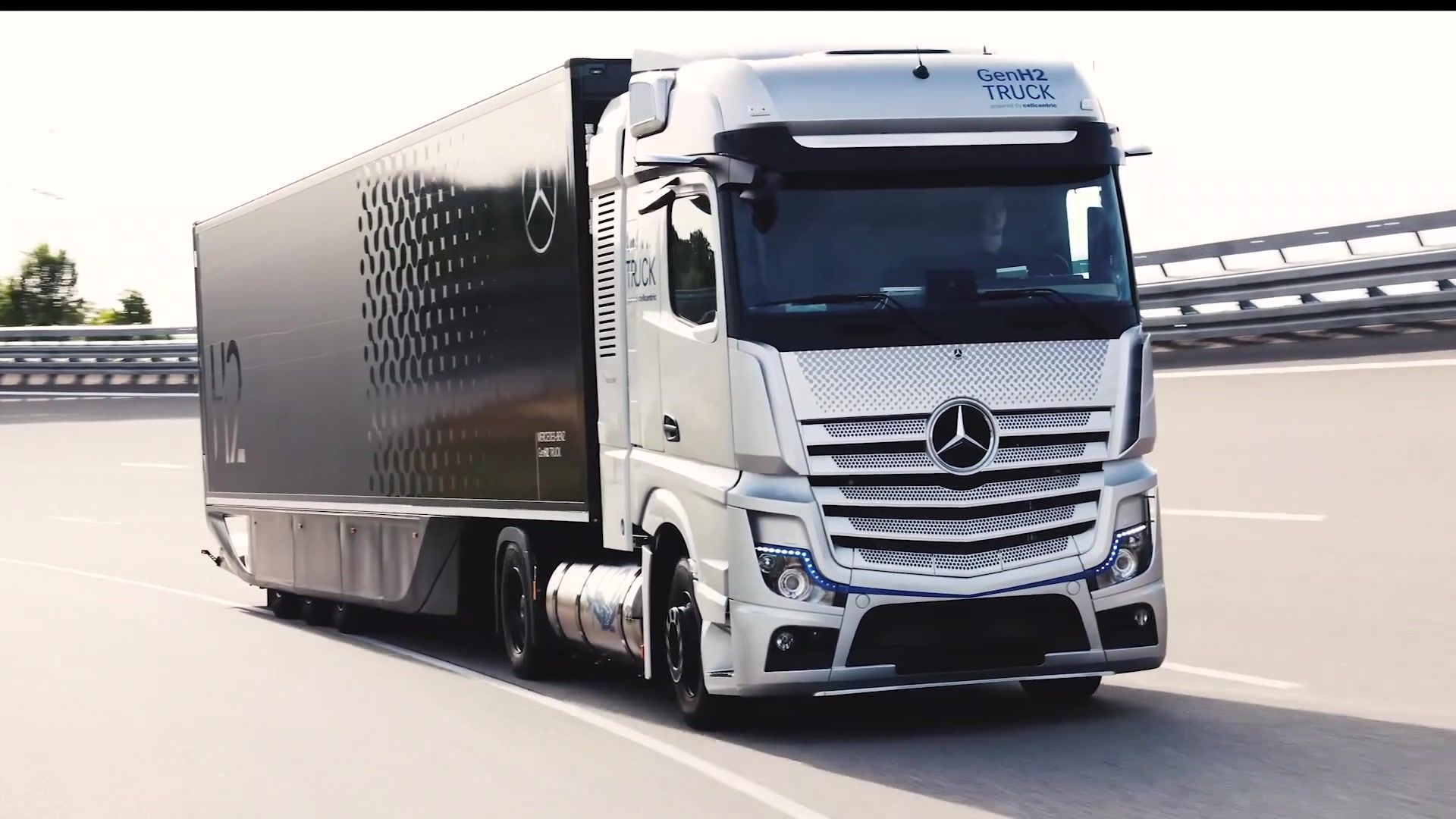 Daimler Truck tests fuelcell truck with liquid hydrogen