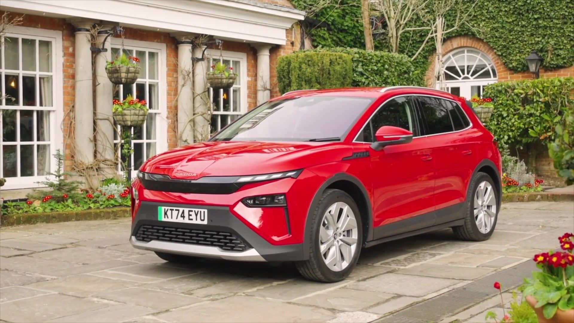 Video: 2025 Skoda Elroq Exterior Design in Velvet Red