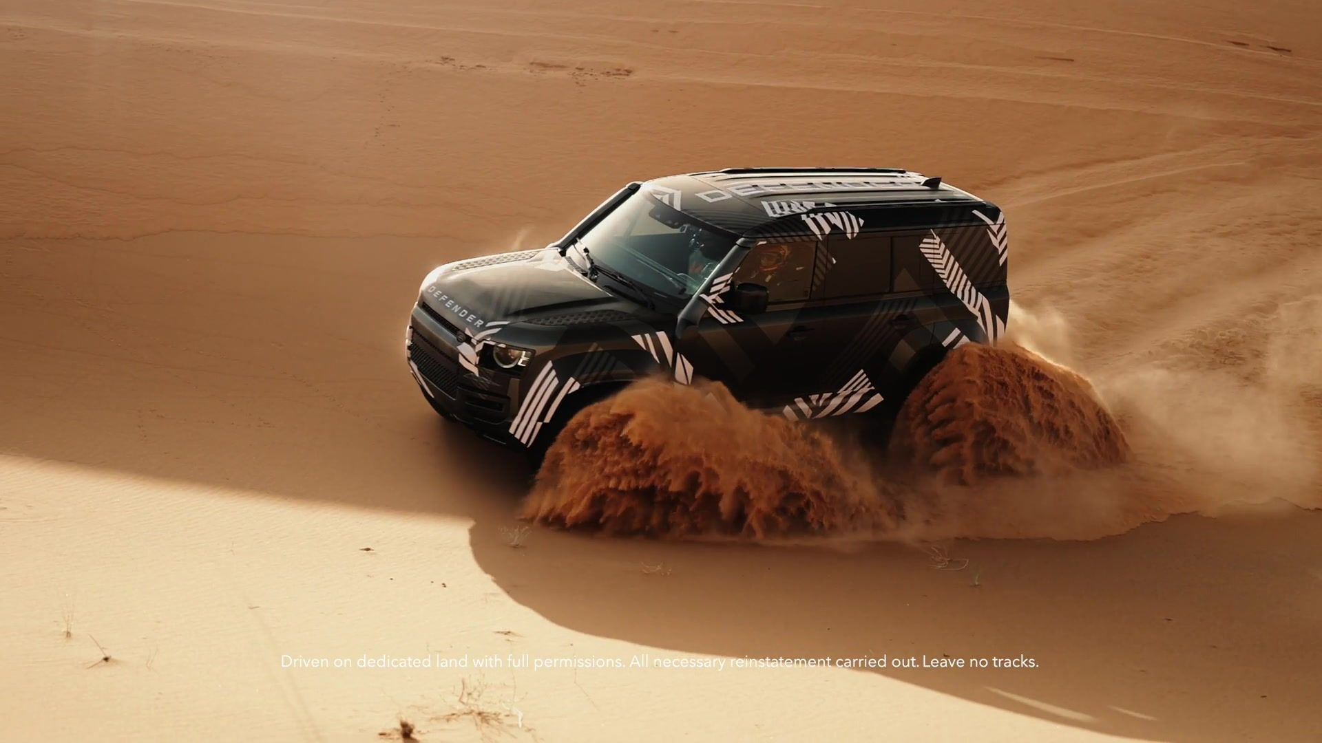 Land Rover Defender beendet ersten Rallye-Raid-Prototypentest und nimmt Rallye‑Dakar‑Legende unter vertrag