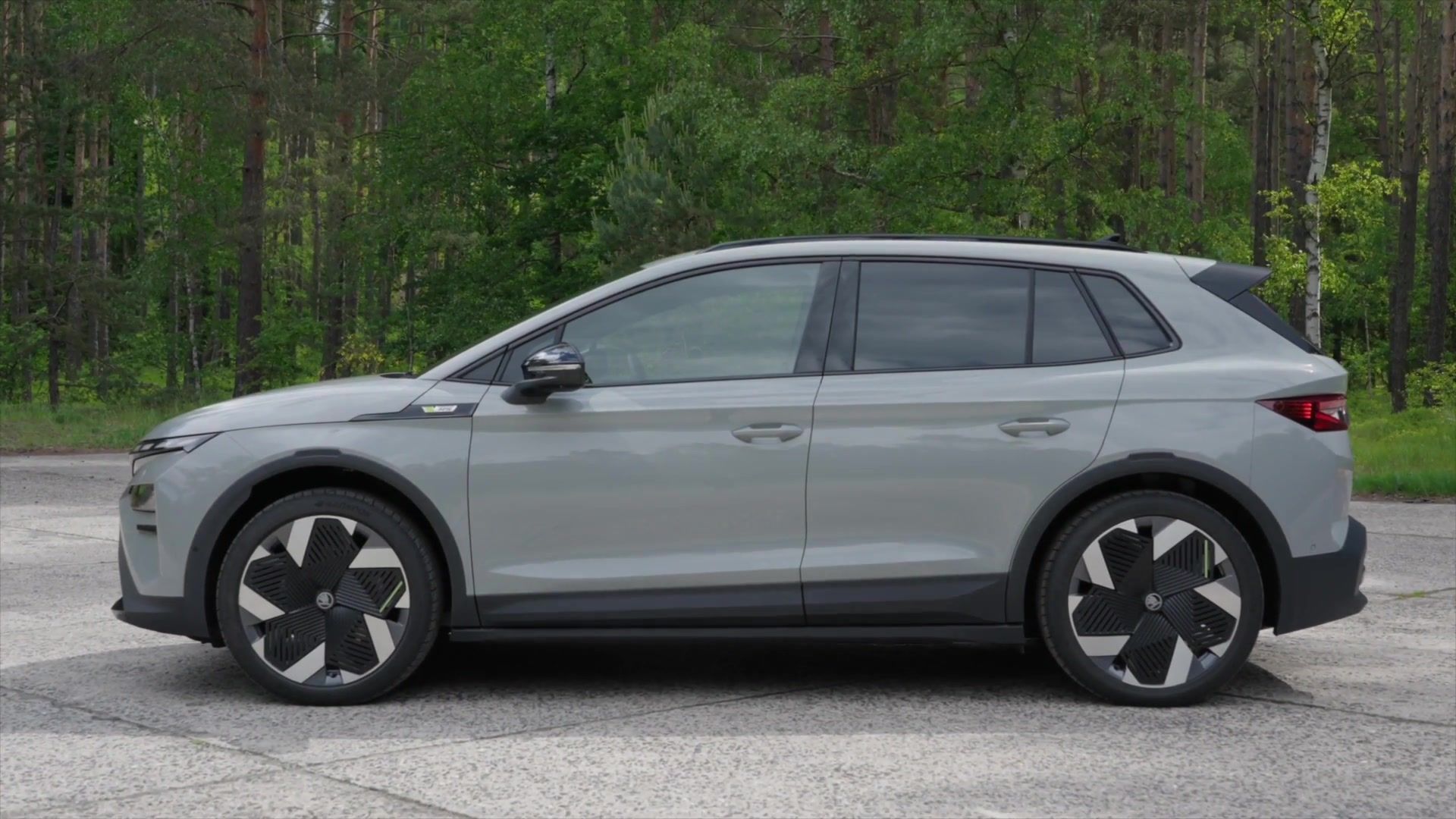 Der neue Škoda Elroq RS - Adaptives Fahrwerk DCC und Matrix-LED-Hauptscheinwerfer sind Serie, exklusive Leichtmetallfelgen