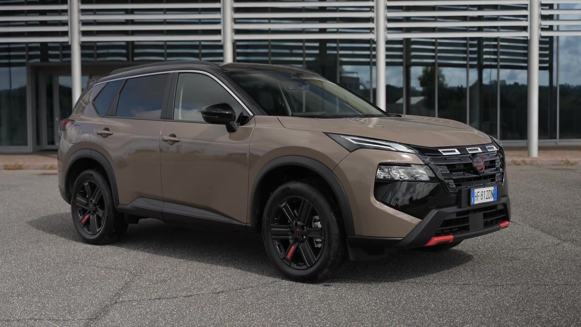 Nissan X-TRAIL N-TREK Exterior Design in Dark Beige & Black