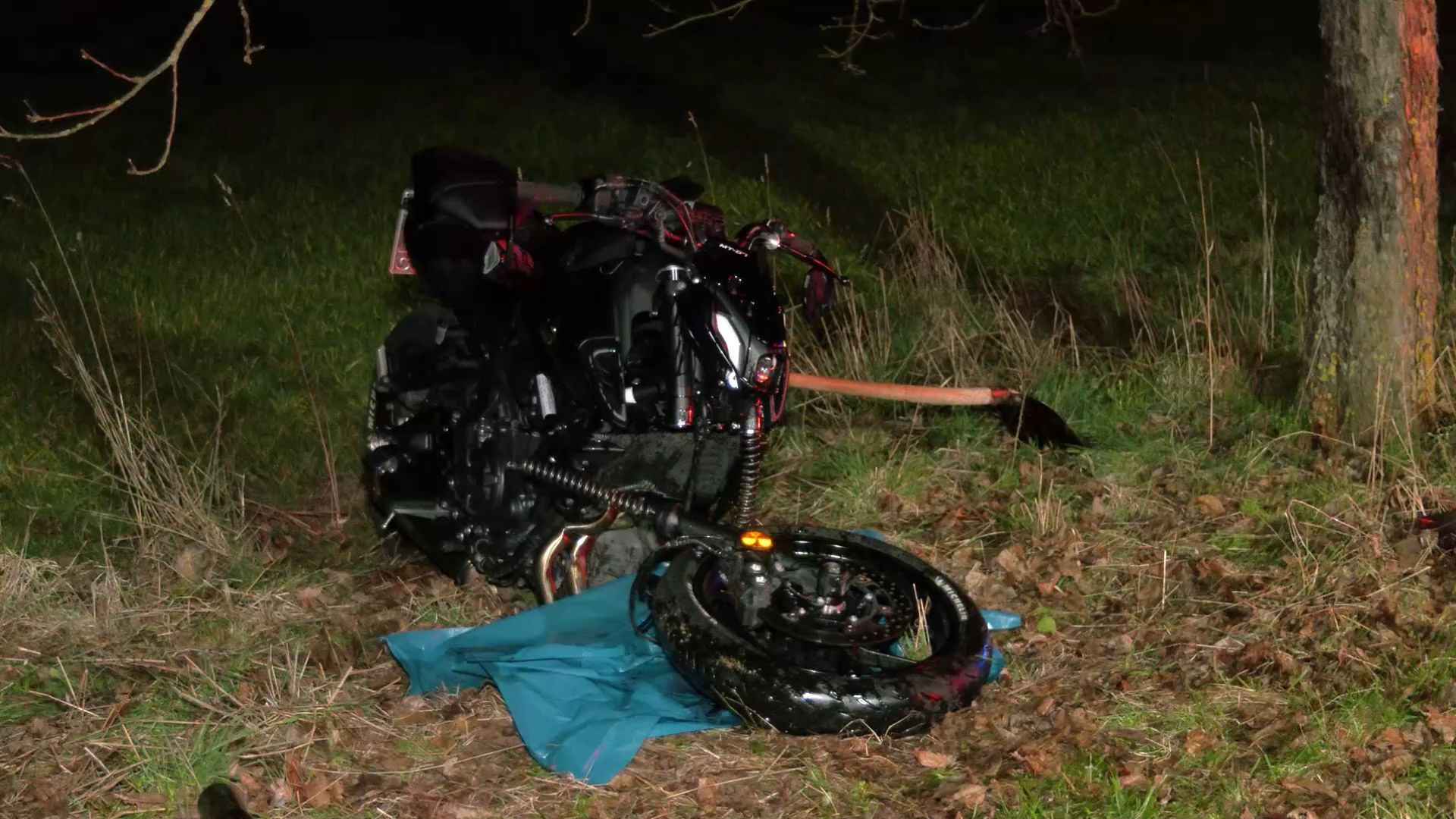 Una motocicleta choca contra un árbol: Un motorista de 18 años herido en el hospital
