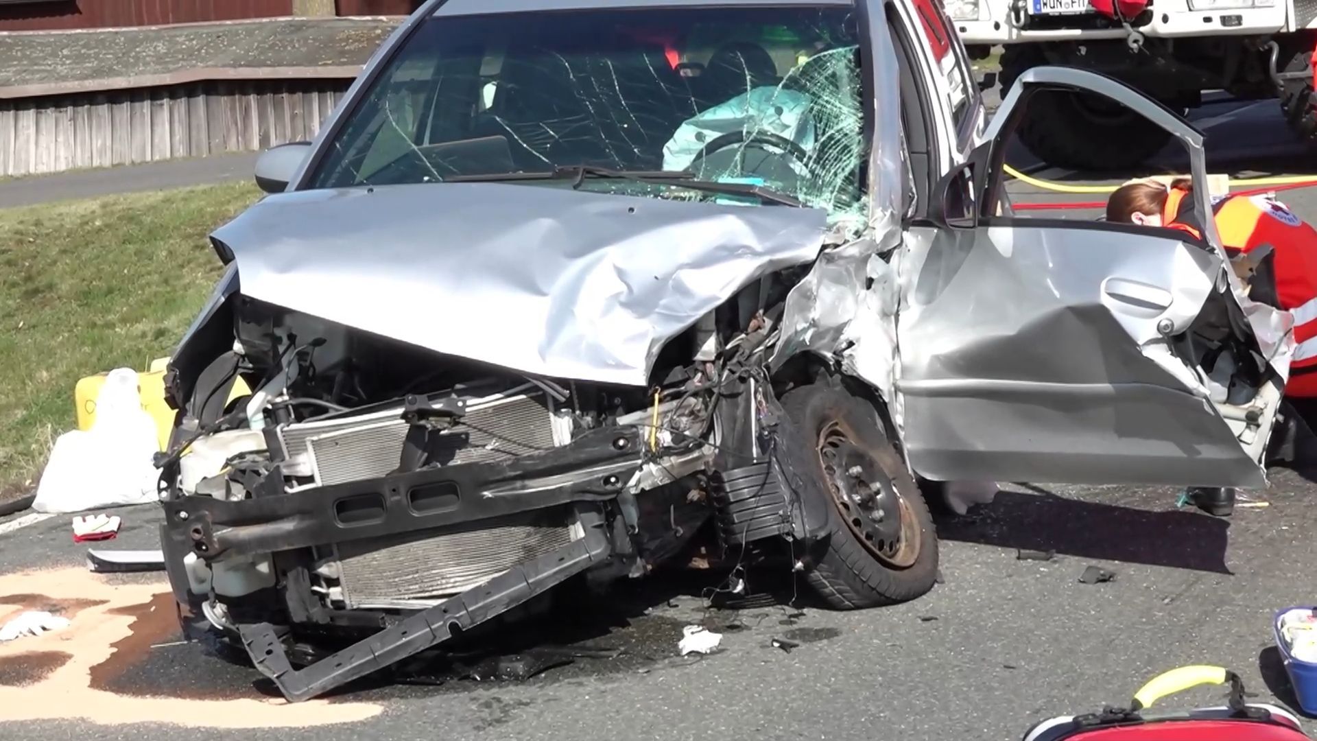 Schwerer Verkehrsunfall: Seniorin muss aus Unfallauto befreit werden - und stirbt im Krankenhaus