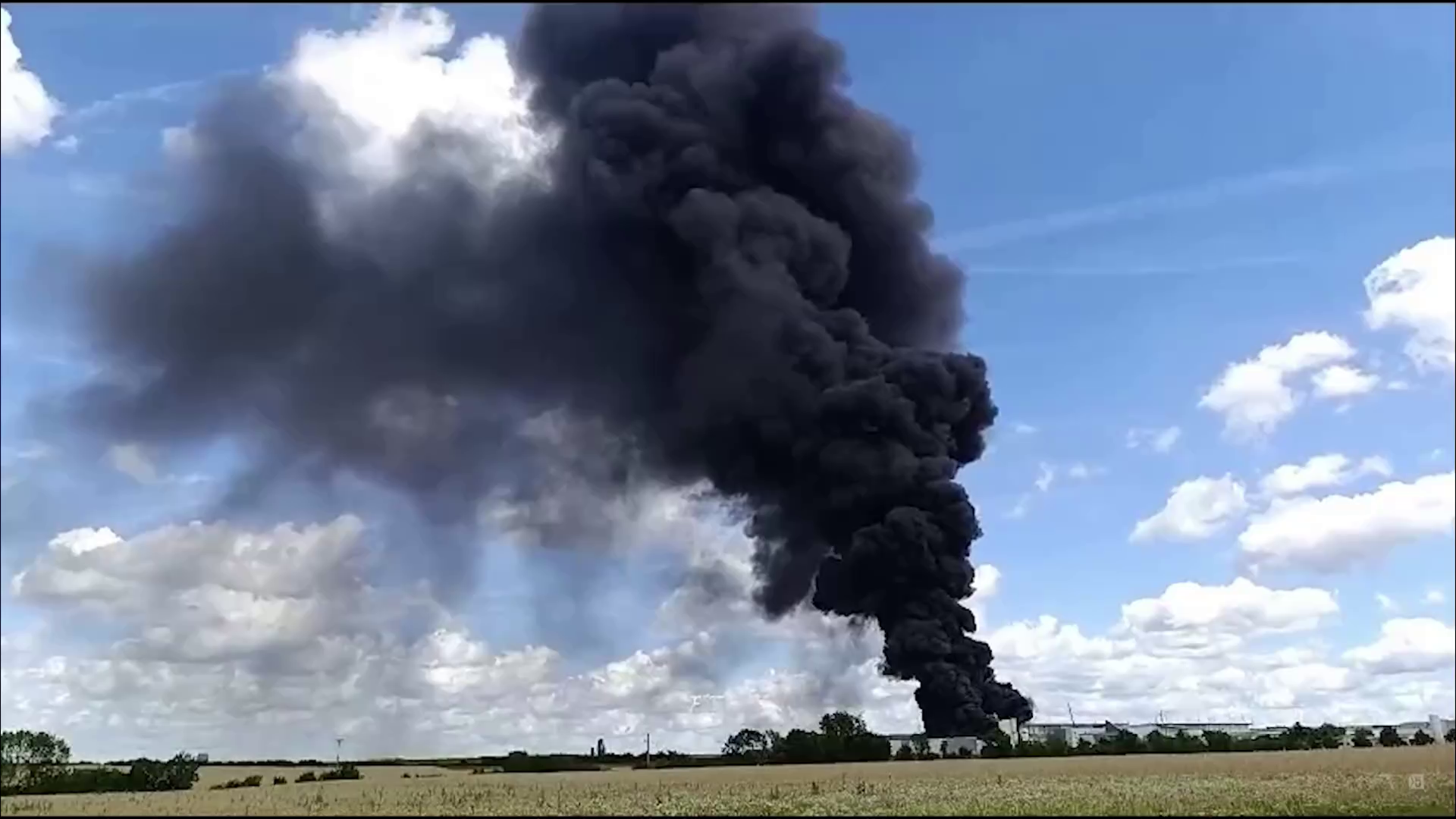 Großbrand bei Kräuterfirma: Flammen von Weitem sichtbar - Polizei warnt Anwohner