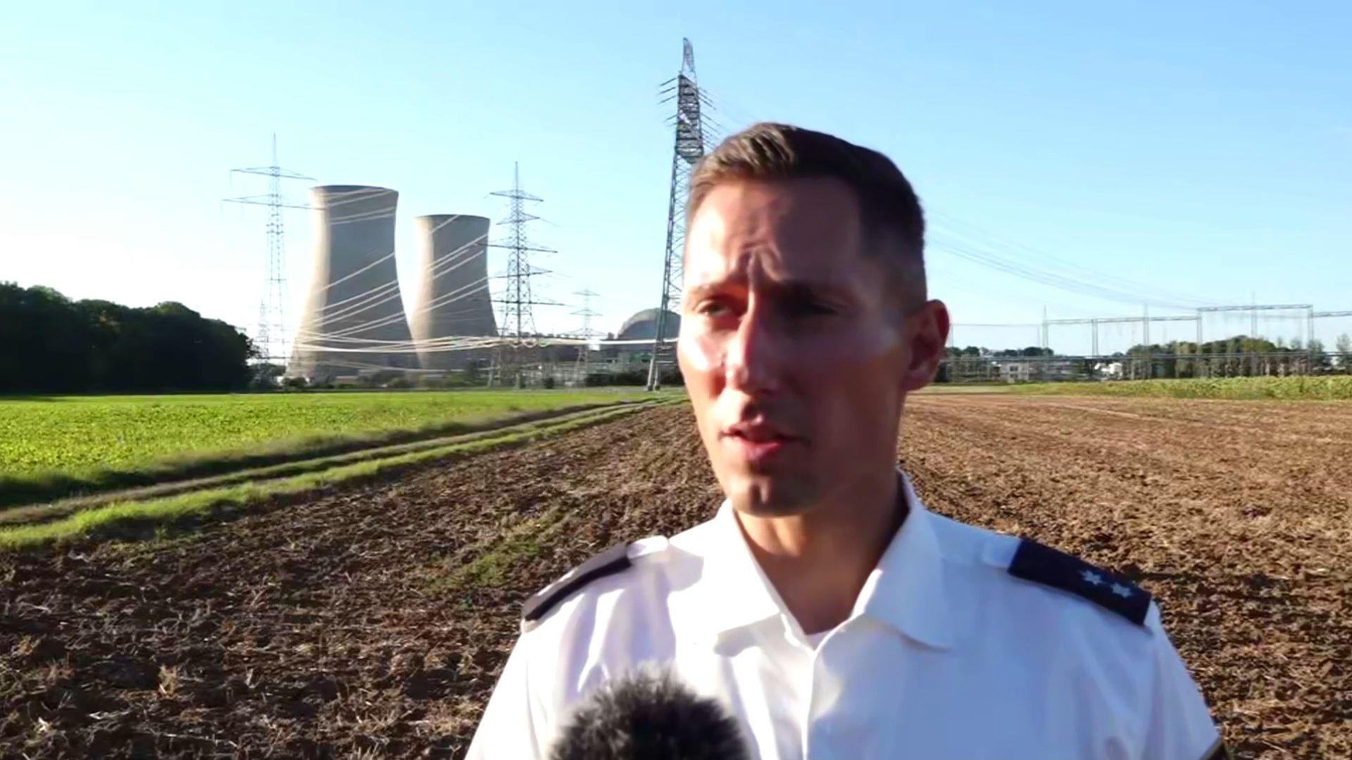 Kühlturm-Sprengung: Aktivist auf Strommast verzögert Sprengung