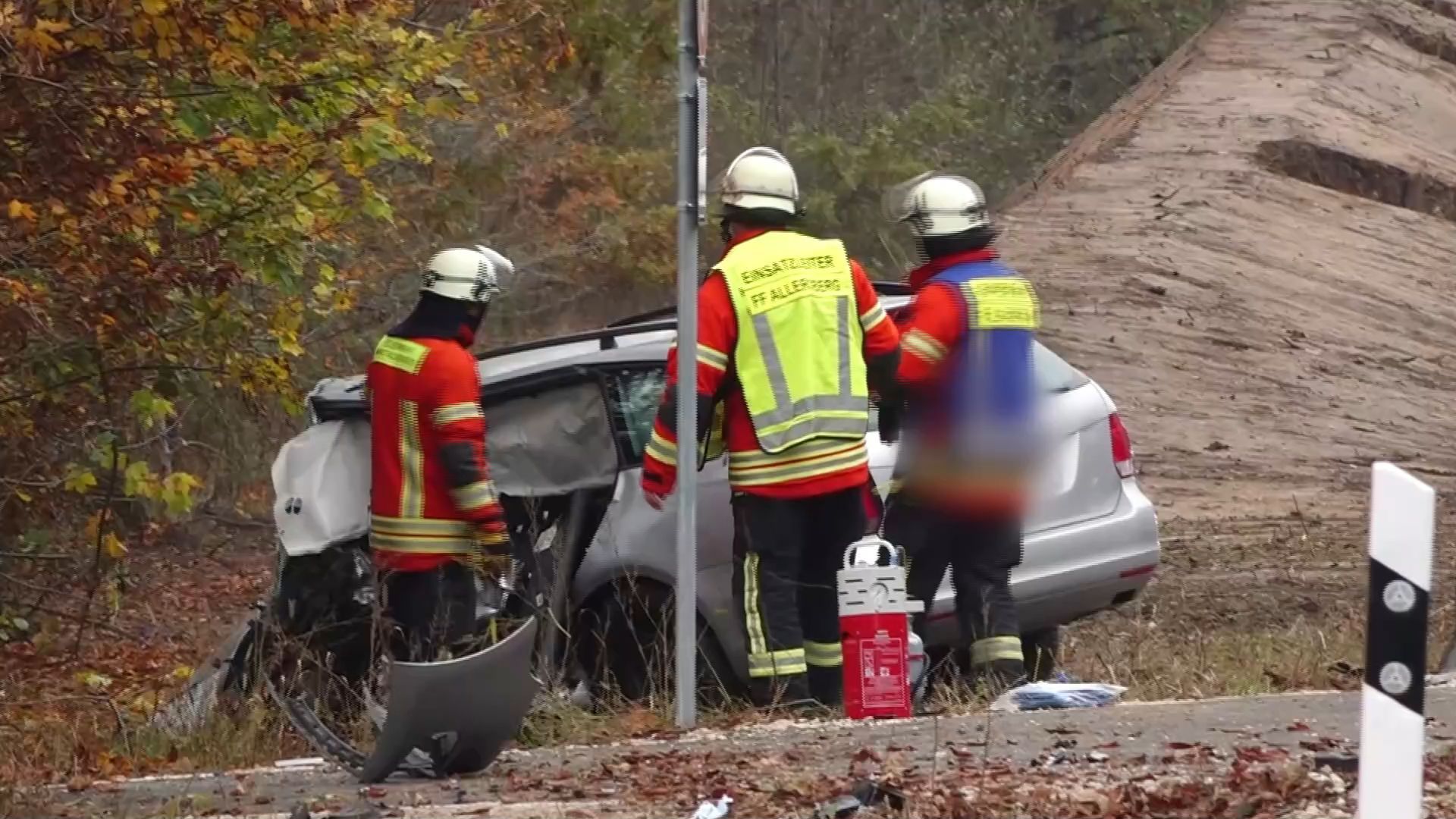 Auto kollidiert mit Baum: Verkehrsunfall endet für Fahrer tödlich