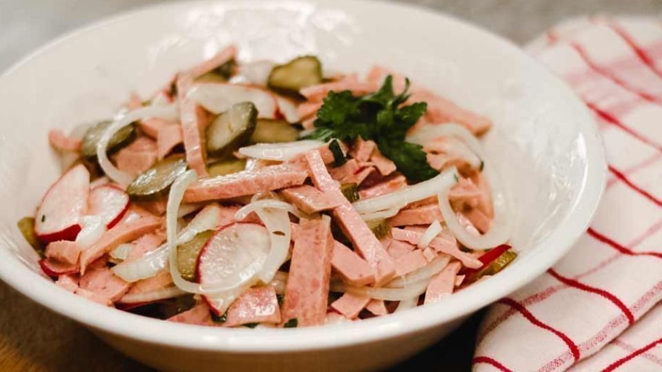 Darf bei keiner Brotzeit fehlen: Fränkischer Wurstsalat selber gemacht