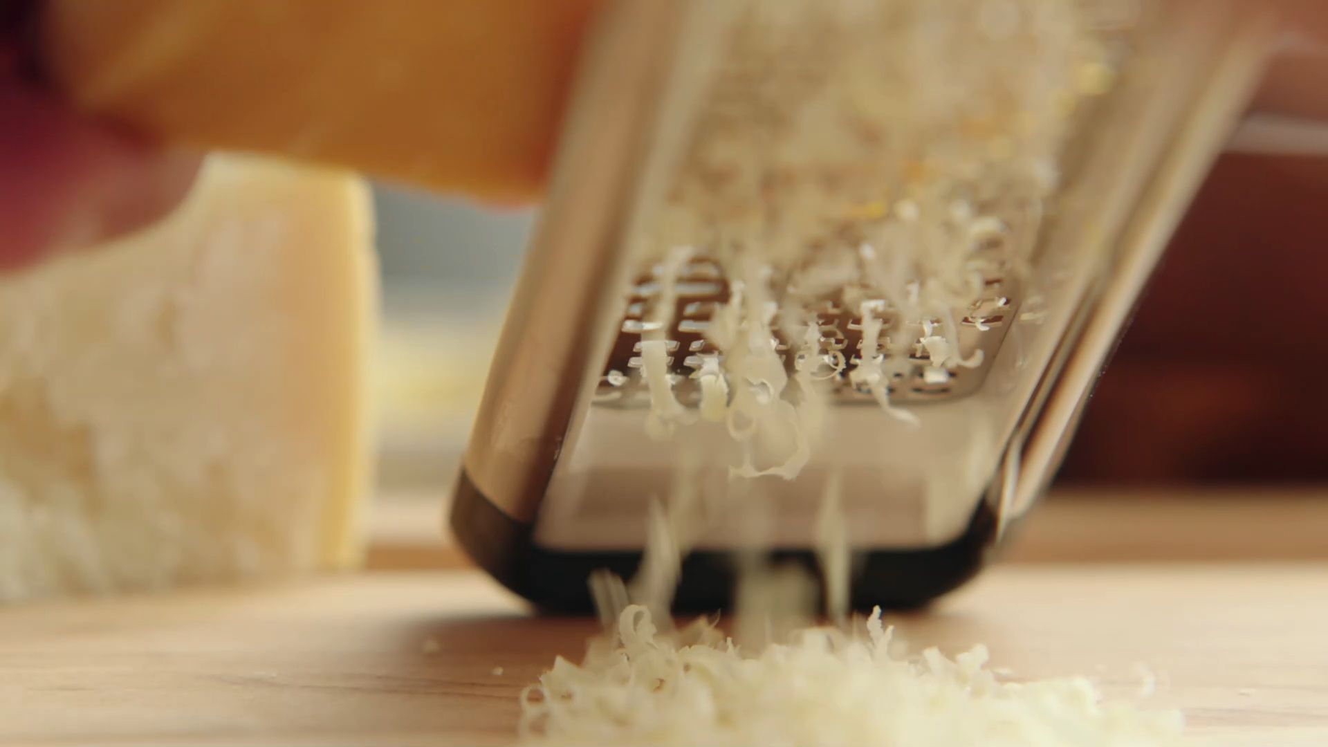 Keimgefahr Ready-to-Sprinkle Cheese: Why a Whole Piece of Cheese is the Better Choice