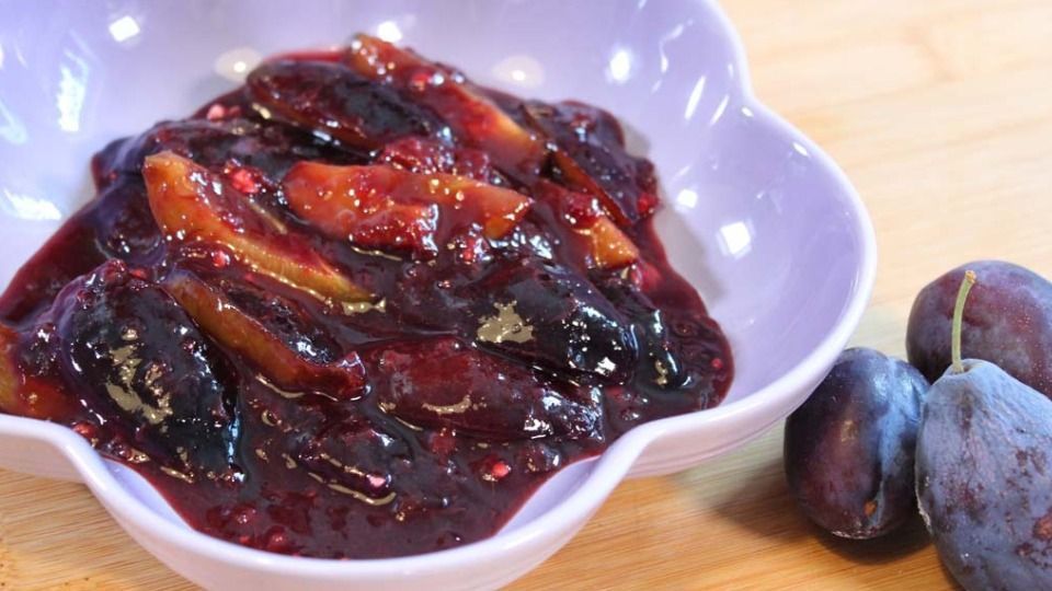 Sweet, delicious and easy: Plum compote with cinnamon